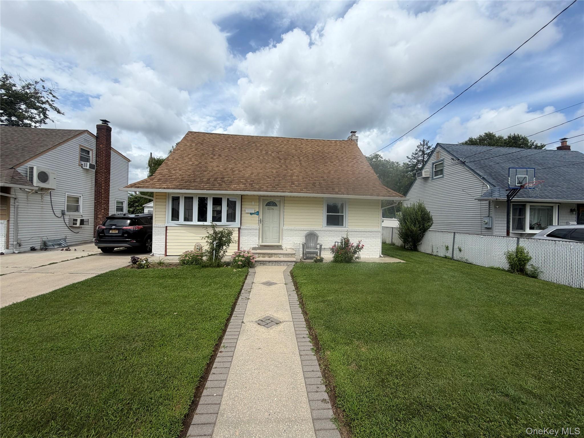 1556 Adams Street – For Sale