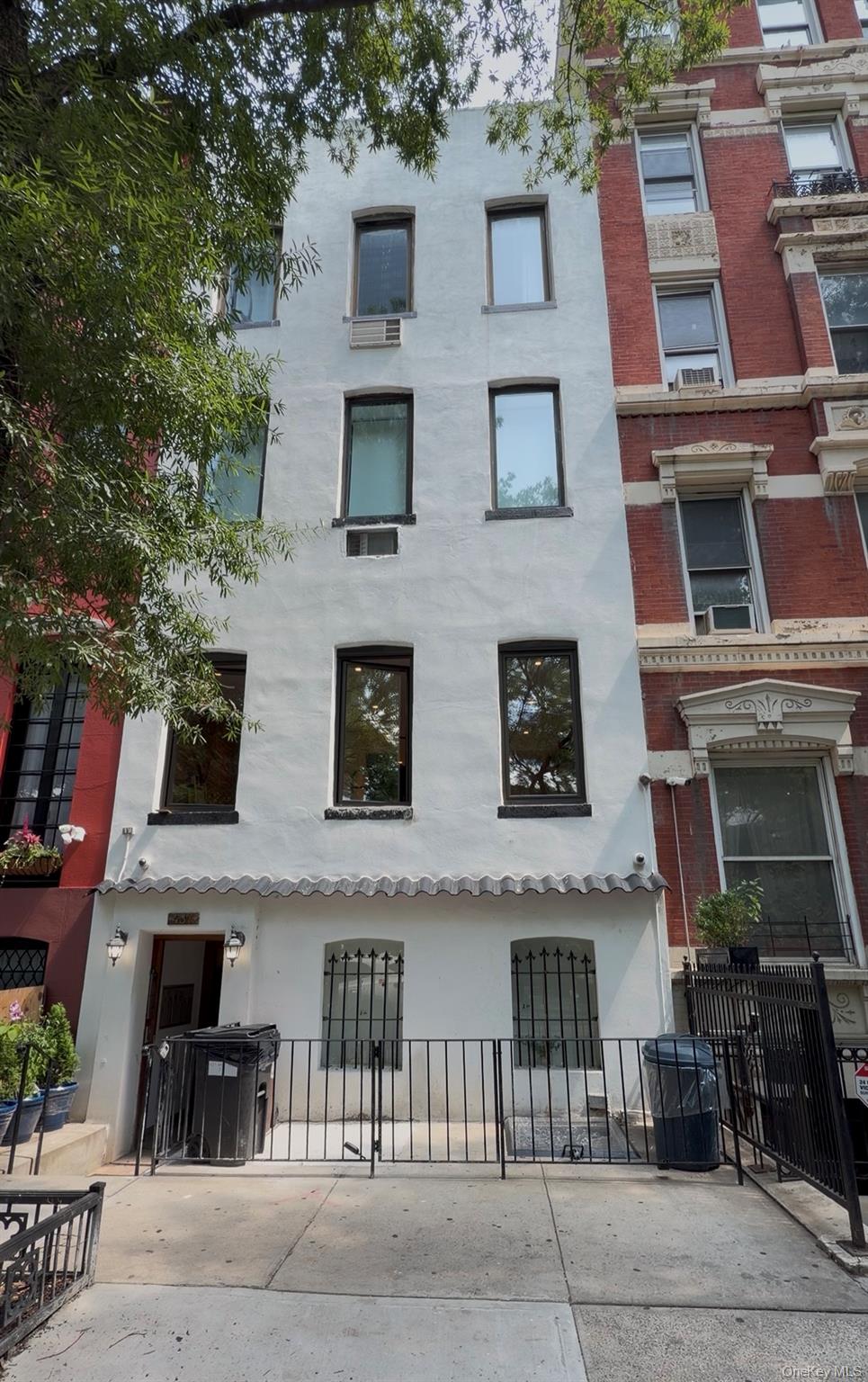 437 W 43rd Street, Unit 1