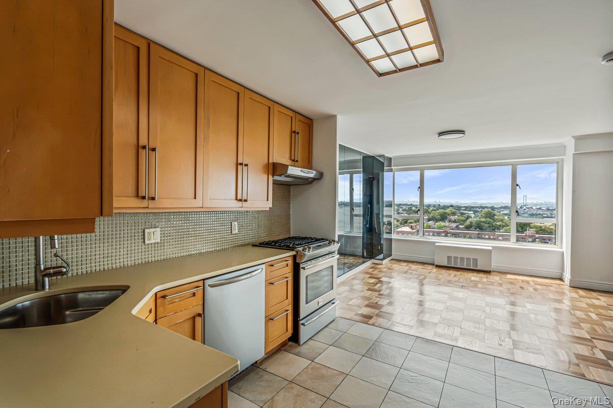 166-25 Powells Cove Boulevard, Unit 18C photo 13