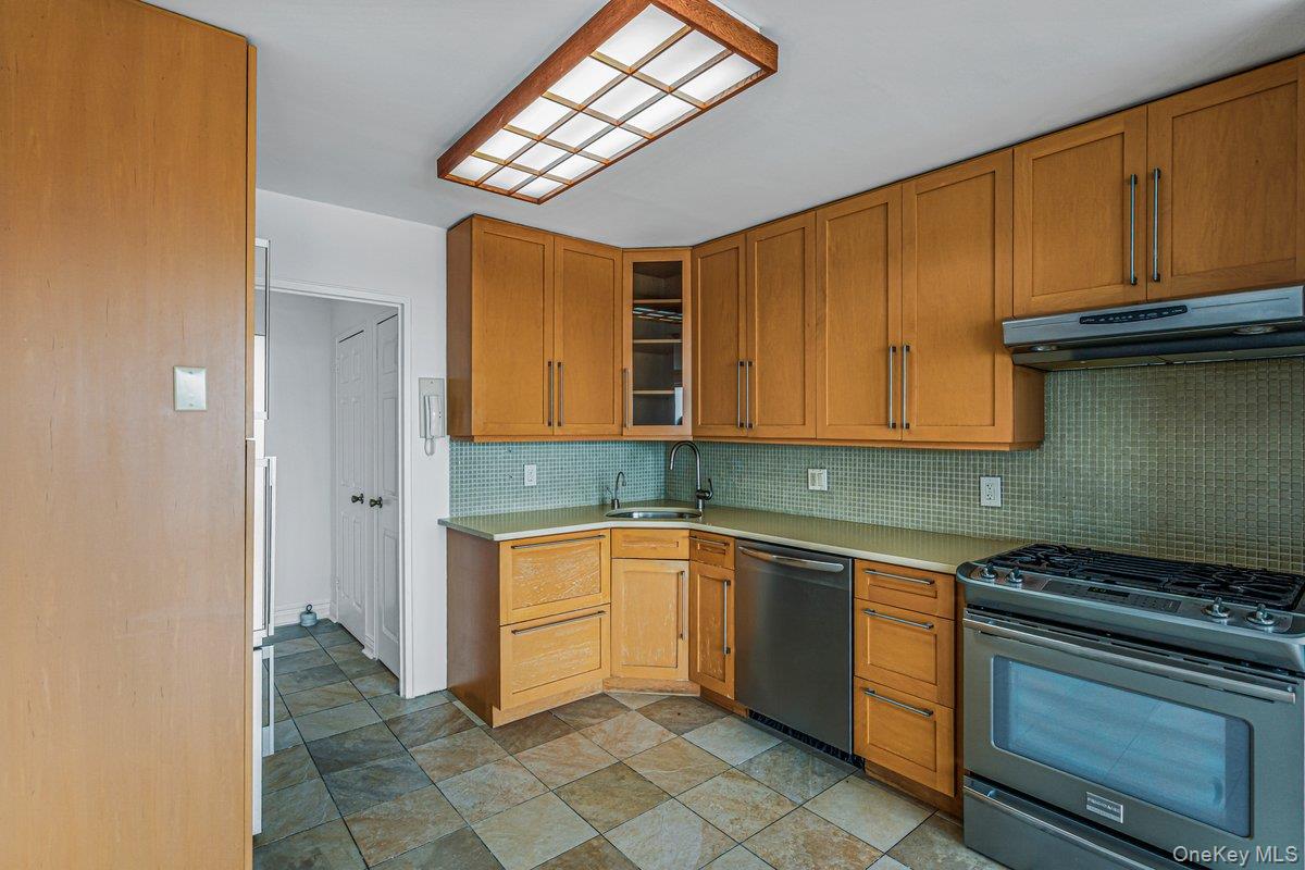 166-25 Powells Cove Boulevard, Unit 18C photo 12