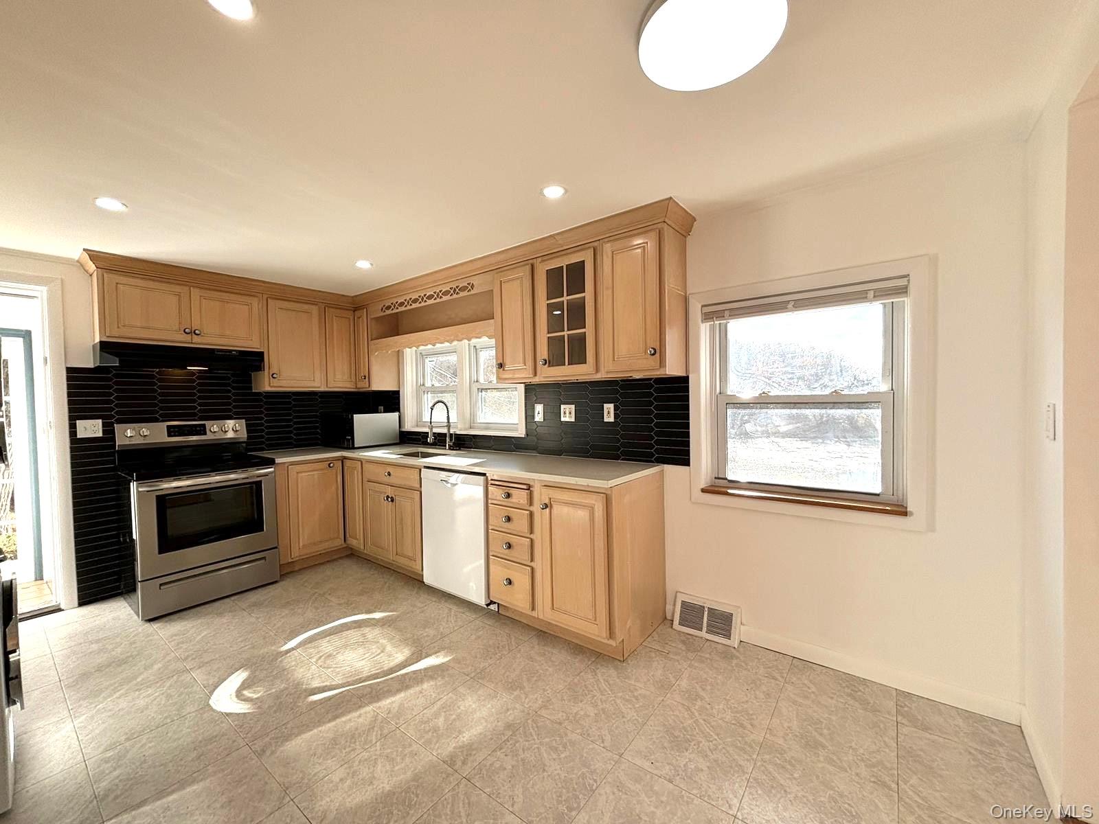 25 W Lakeshore Drive, Unit Upper unit photo 20