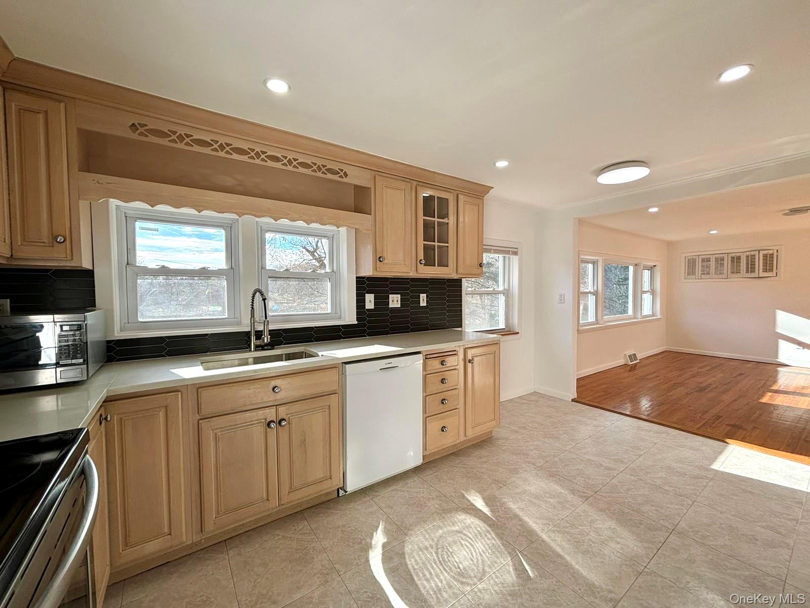 25 W Lakeshore Drive, Unit Upper unit photo 23