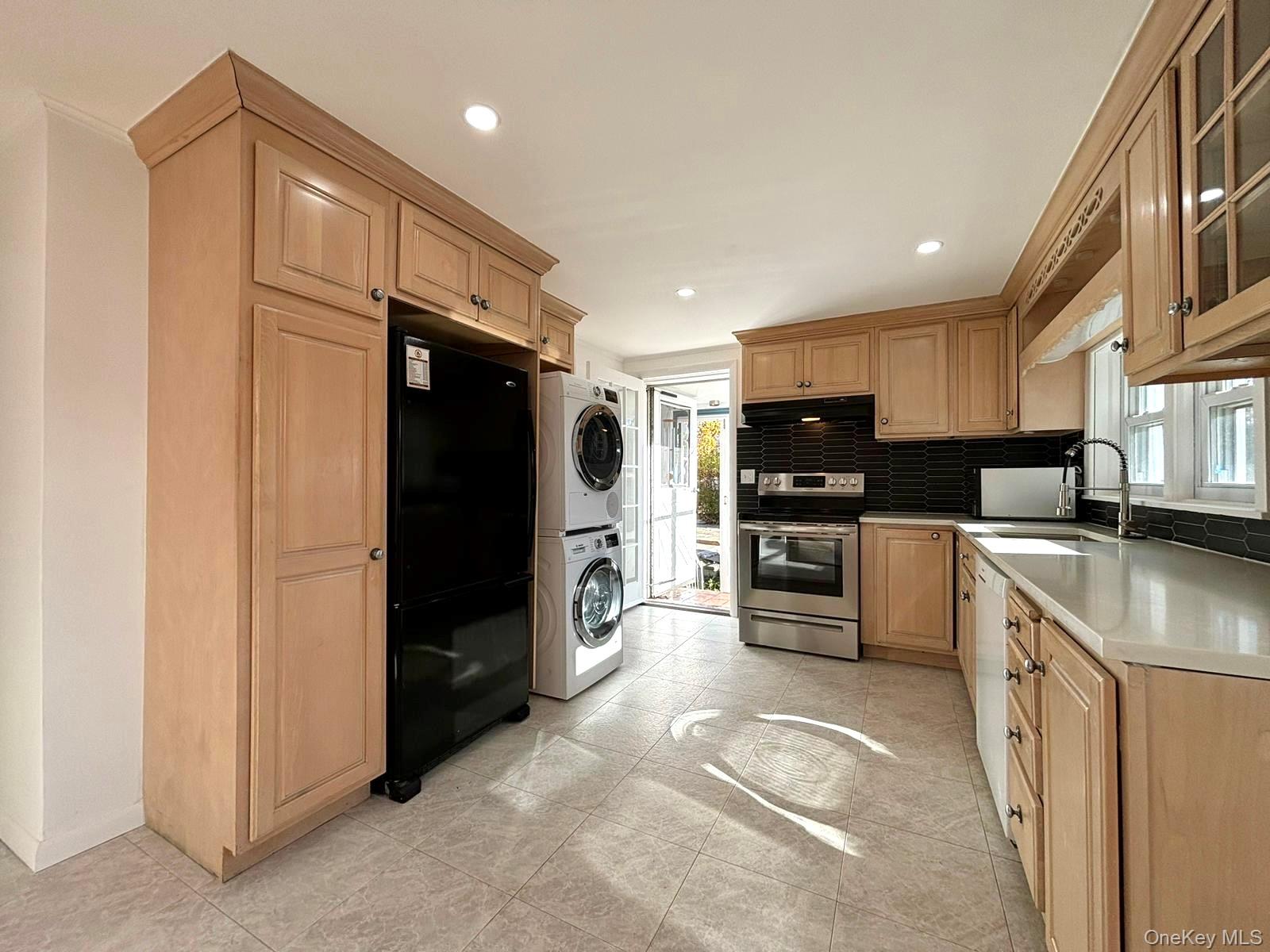 25 W Lakeshore Drive, Unit Upper unit photo 19