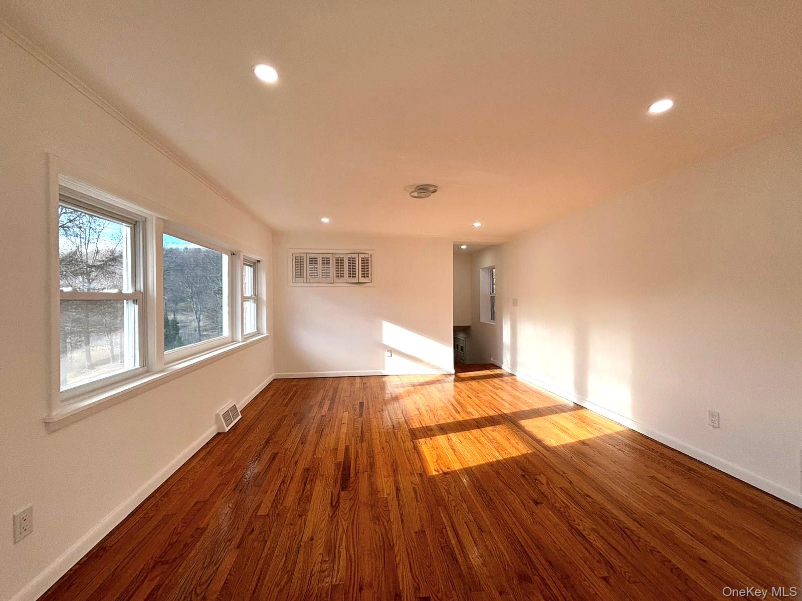 25 W Lakeshore Drive, Unit Upper unit photo 14