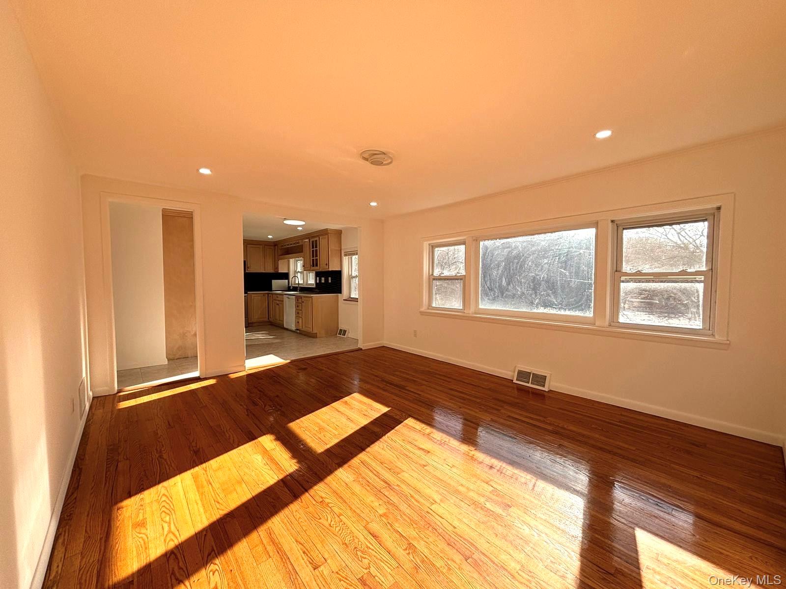 25 W Lakeshore Drive, Unit Upper unit photo 17