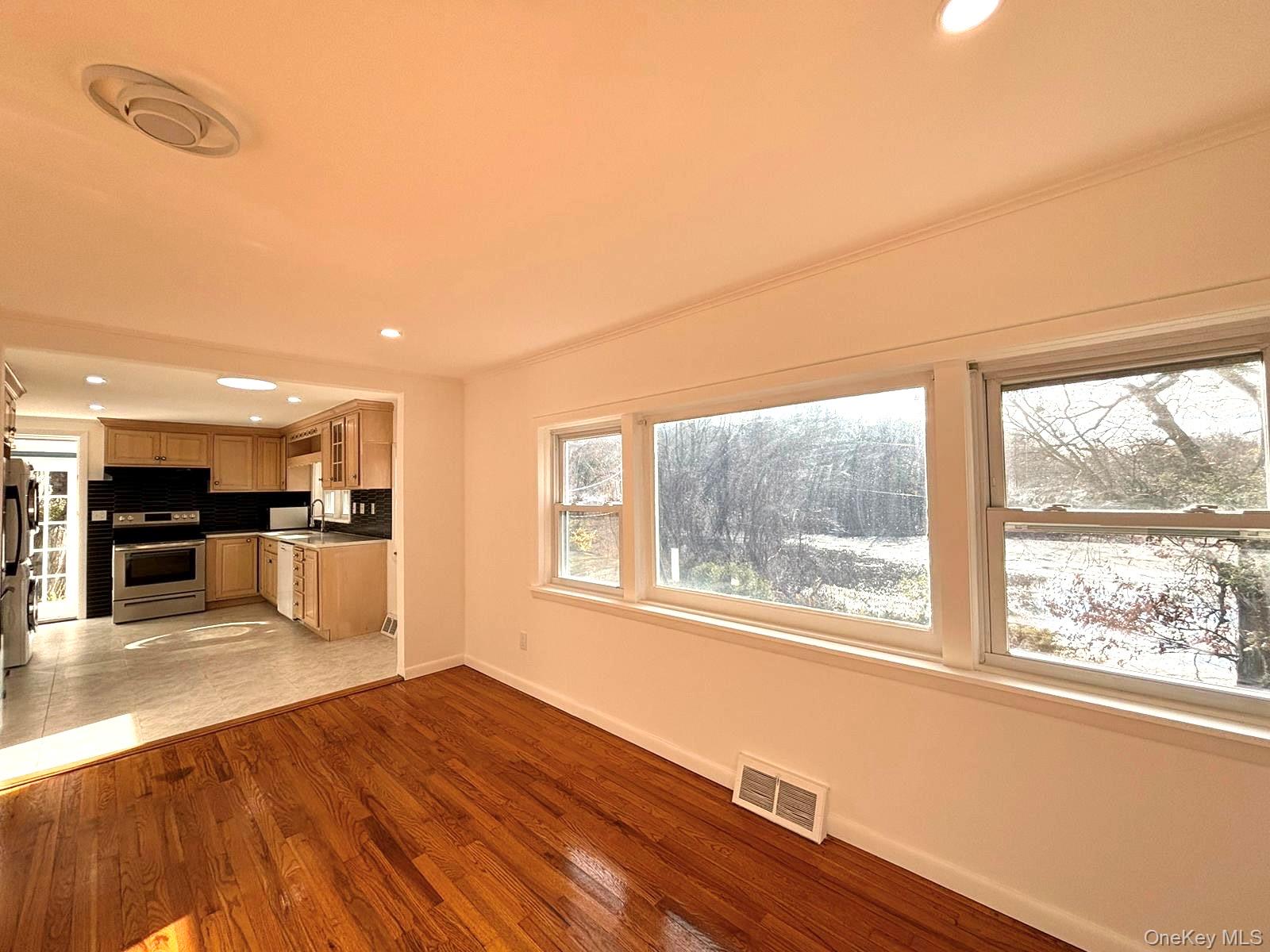 25 W Lakeshore Drive, Unit Upper unit photo 15