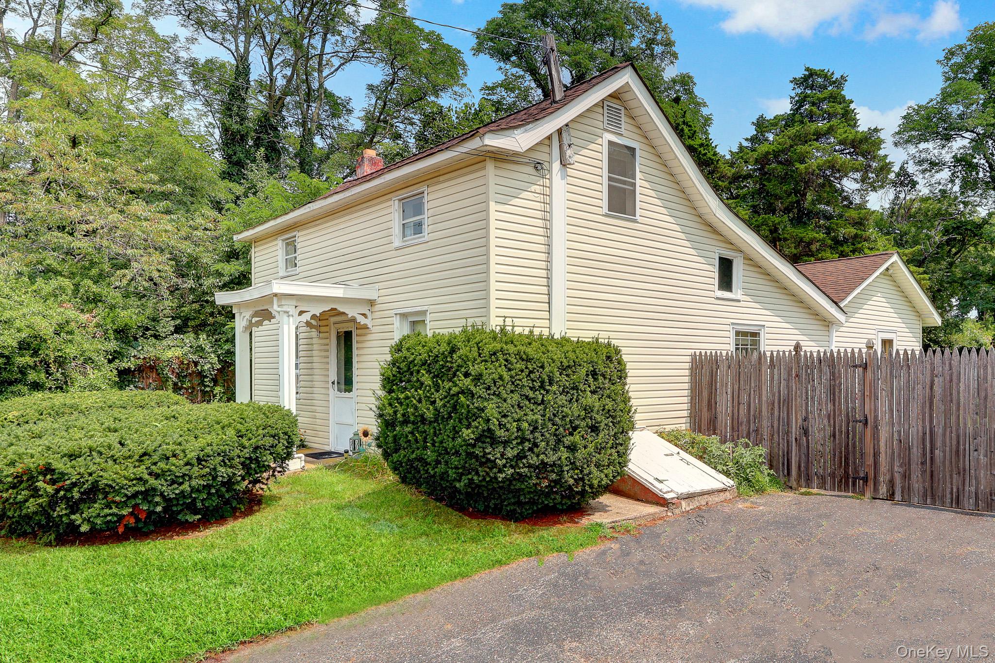 1315 Coates Avenue – For Sale photo 2