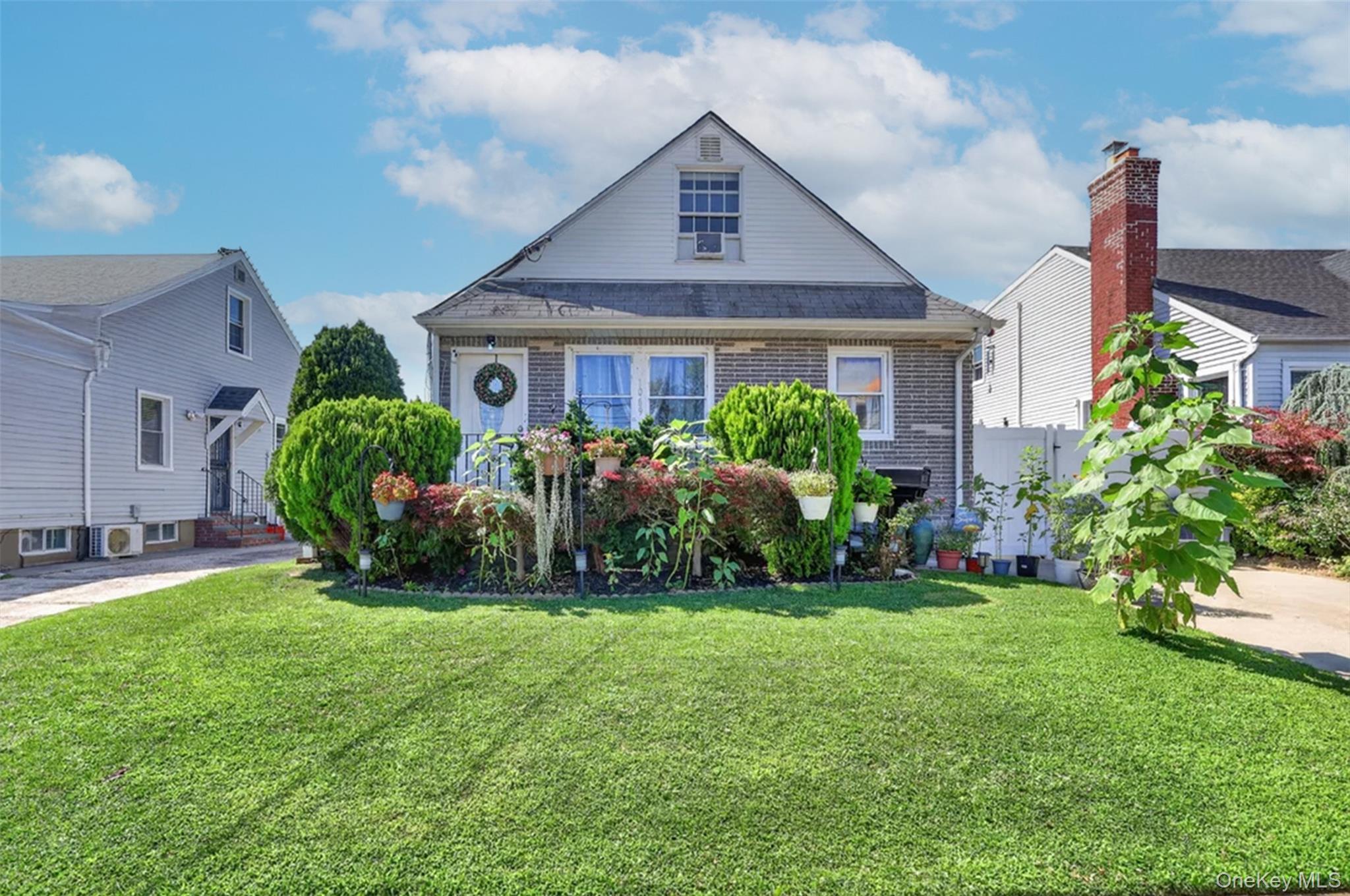 1069 Phoebe Street – For Sale