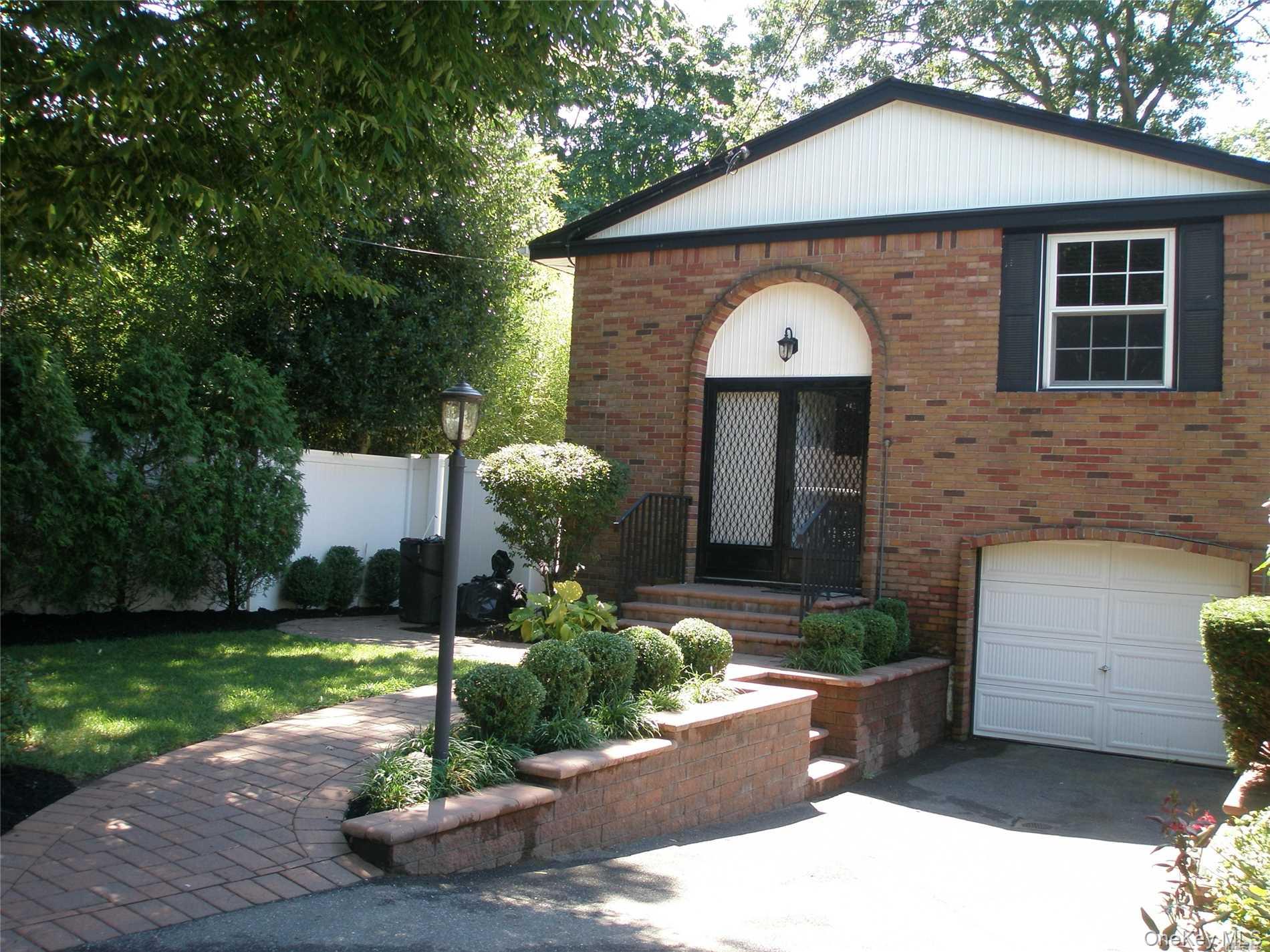 4924 Express Dr South – For Rent