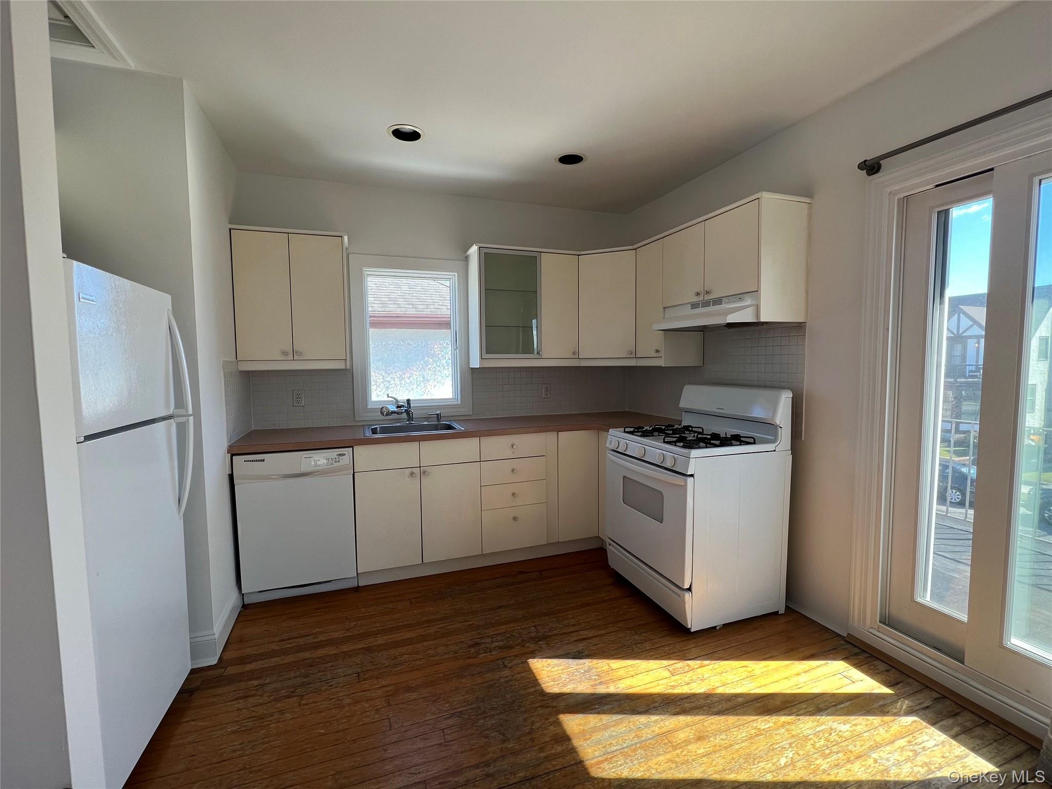 445 W Walnut Street, Unit Upper photo 2