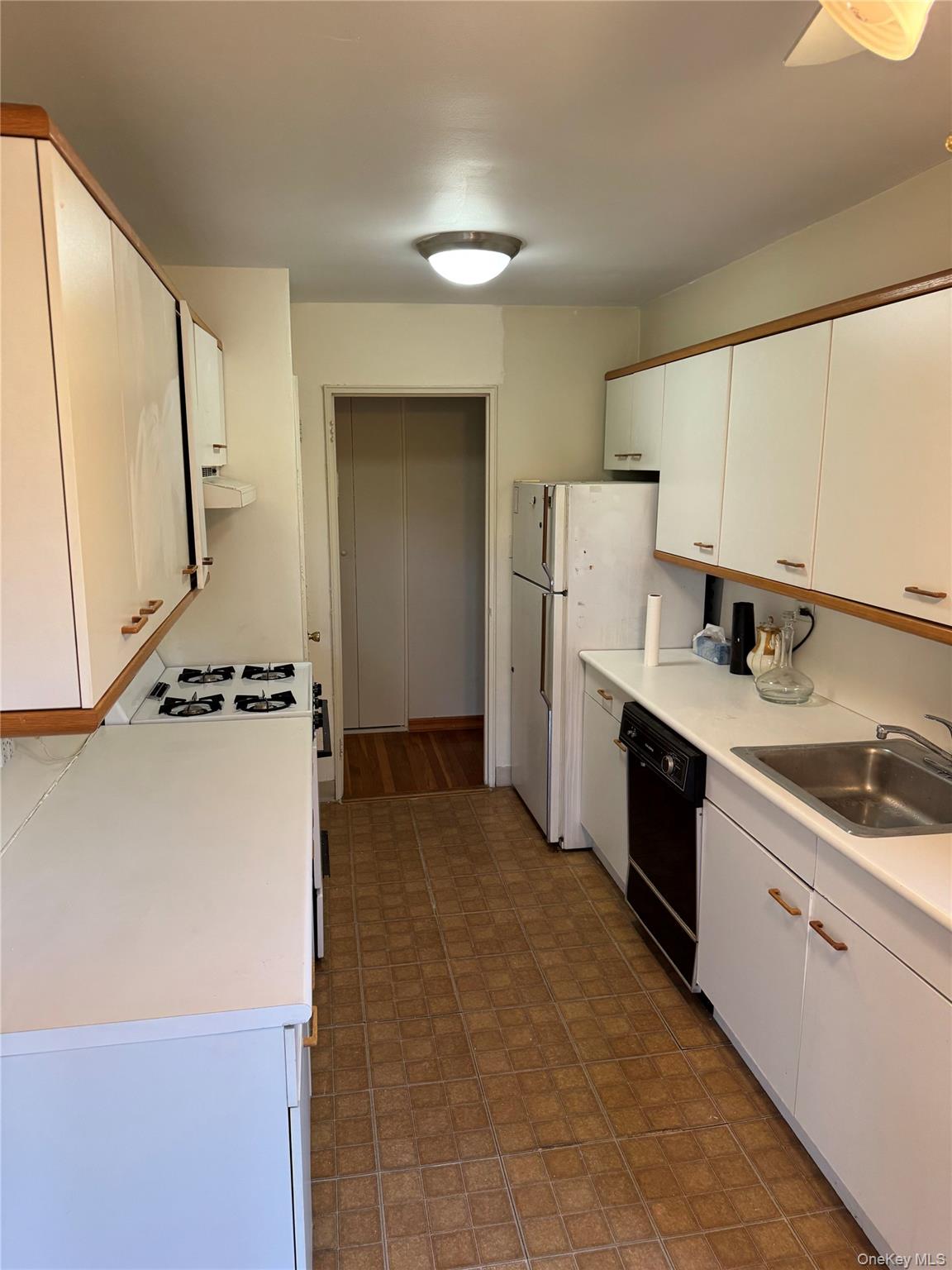 211-40 18th Avenue, Unit 4J photo 5