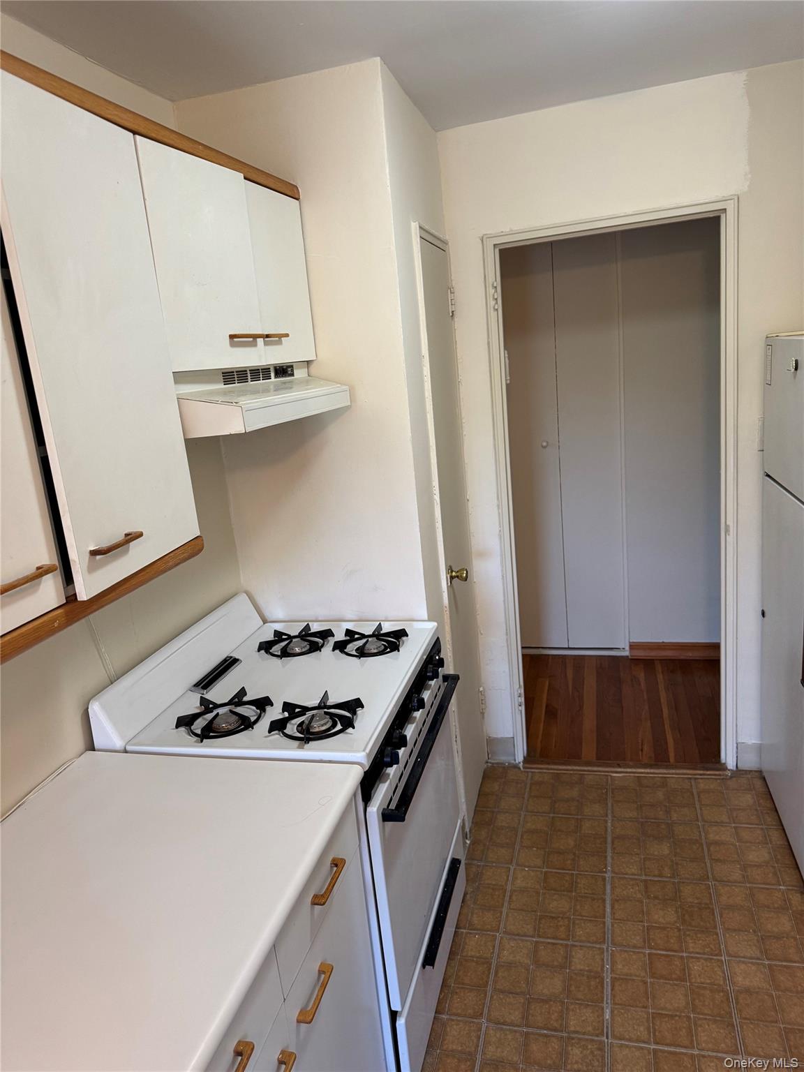 211-40 18th Avenue, Unit 4J photo 6