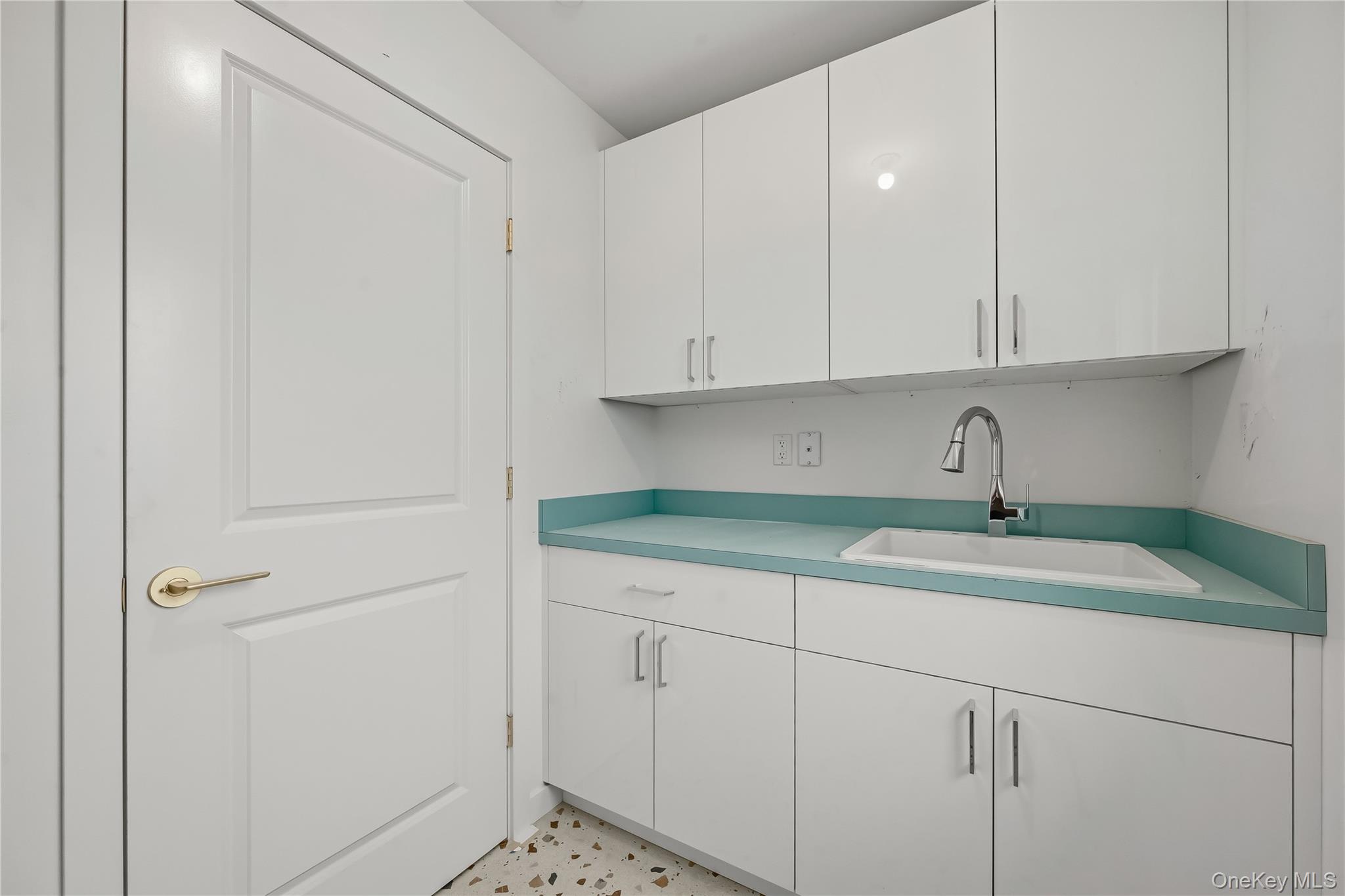 27 Ewing Avenue, Unit 201 photo 27