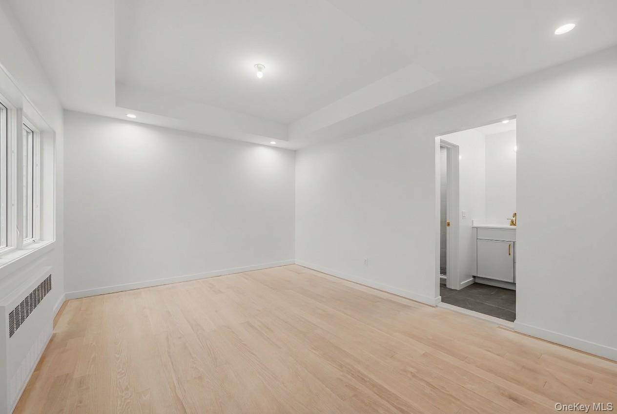 27 Ewing Avenue, Unit 201 photo 22
