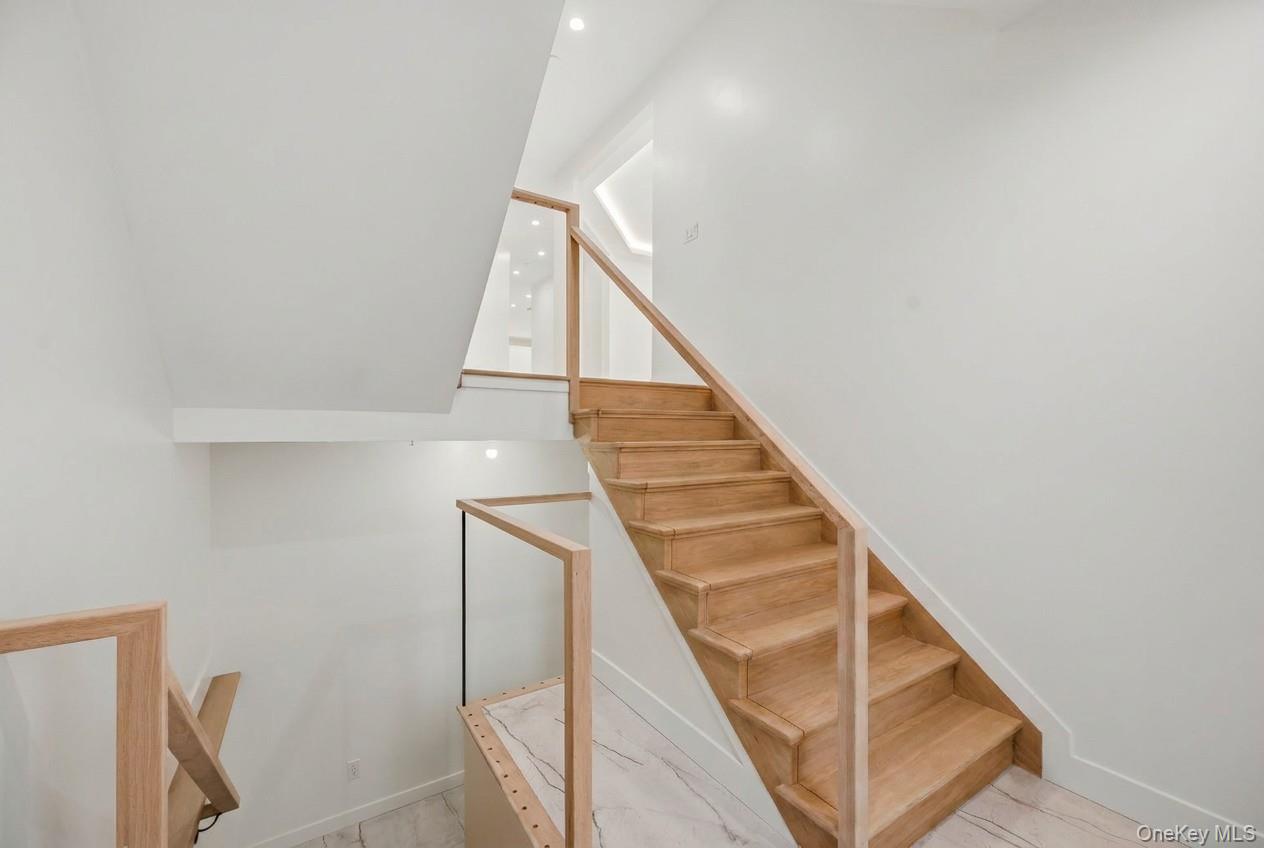 27 Ewing Avenue, Unit 201 photo 5