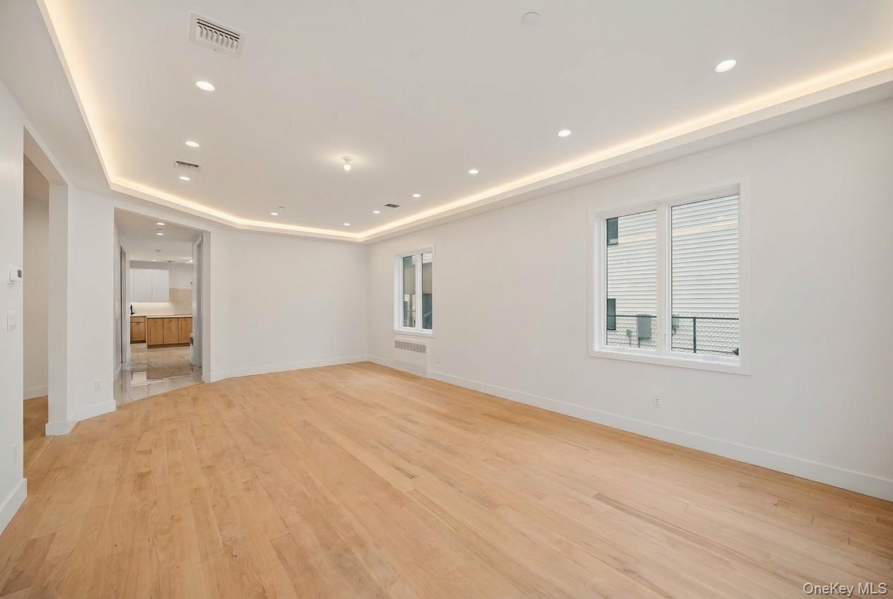 27 Ewing Avenue, Unit 201 photo 13