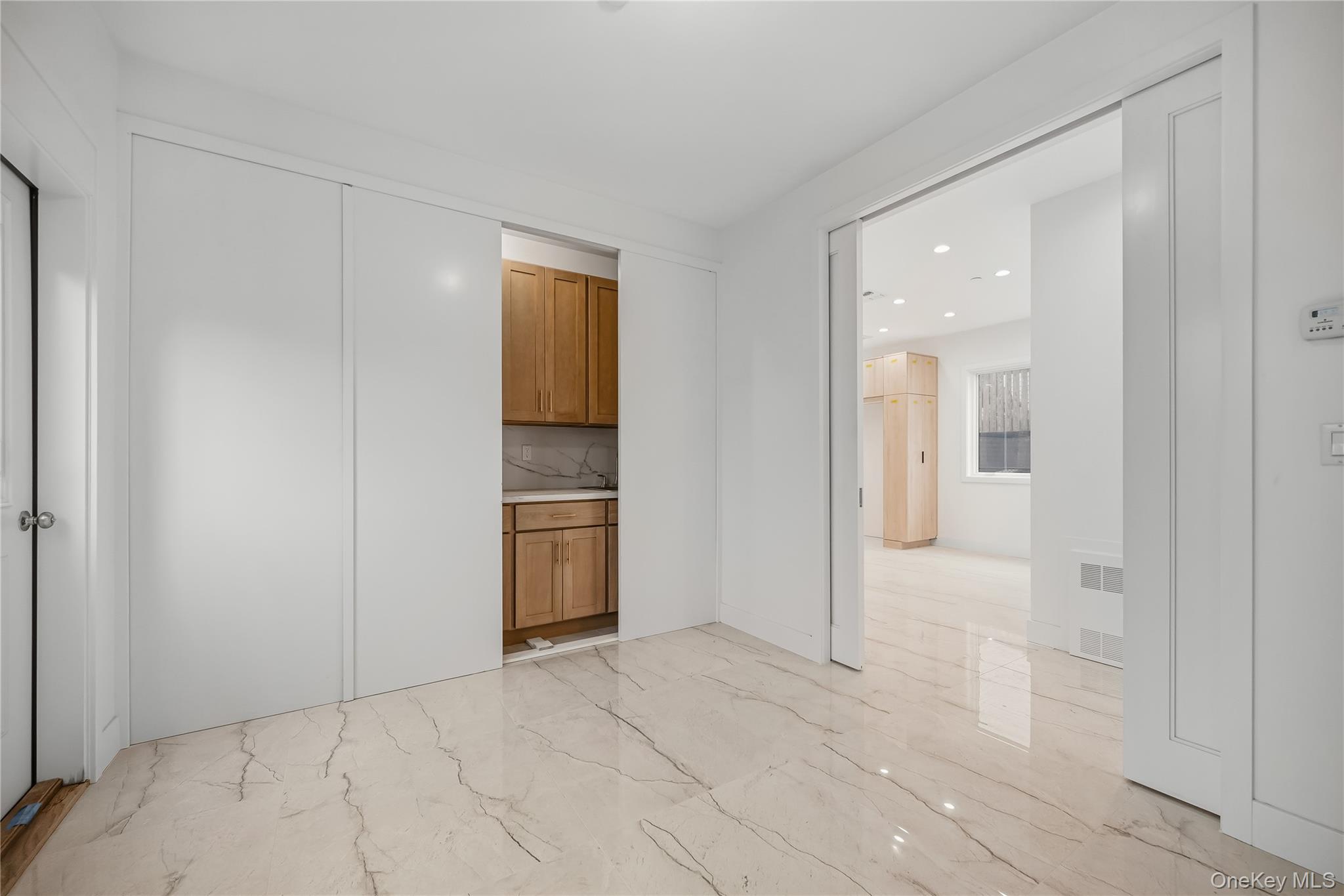 27 Ewing Avenue, Unit 201 photo 18