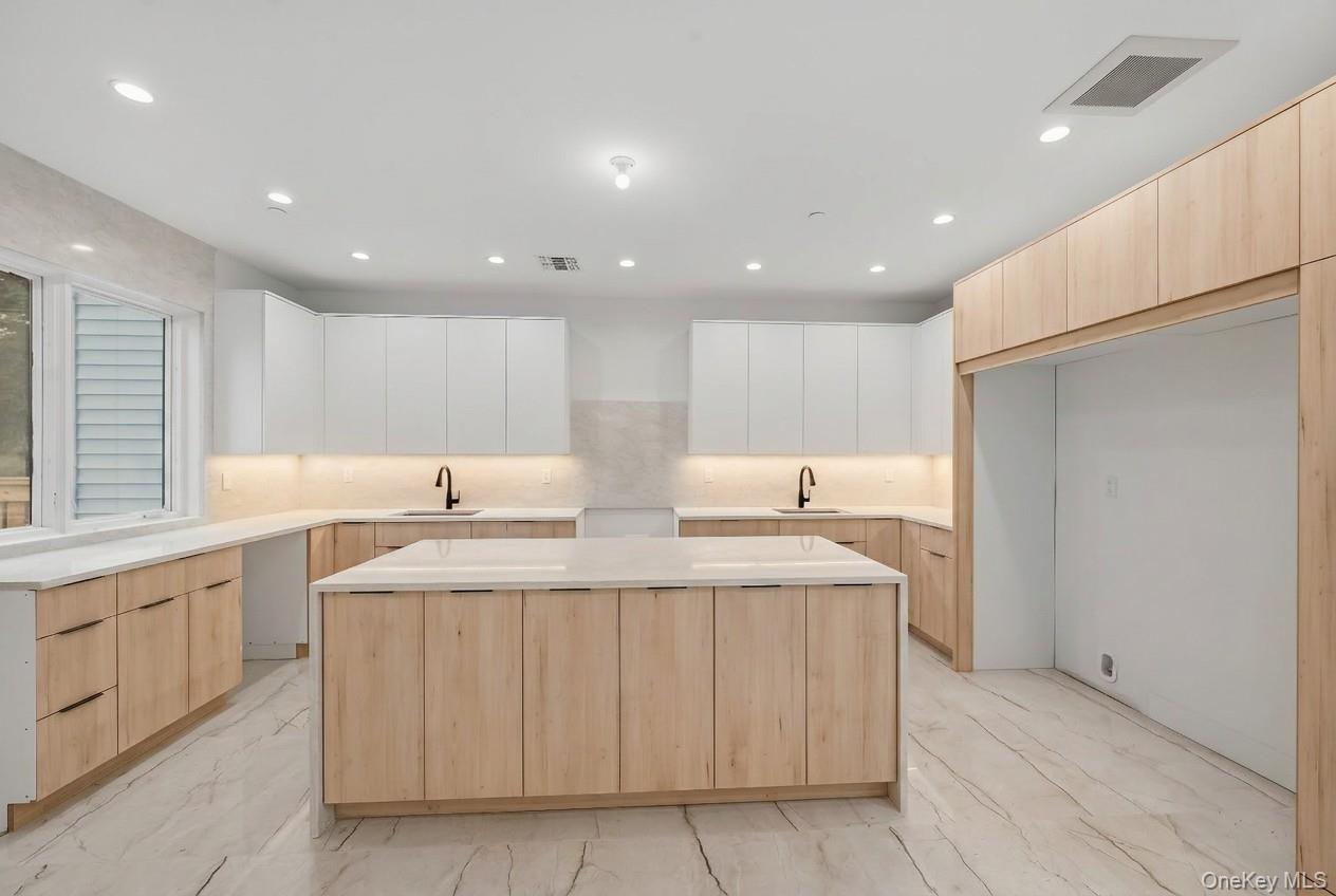 27 Ewing Avenue, Unit 201 photo 6