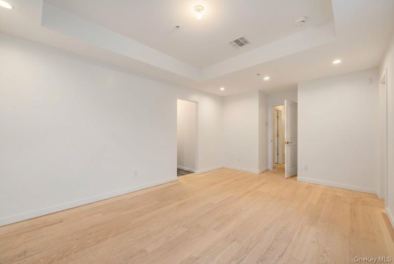 27 Ewing Avenue, Unit 201 photo 19