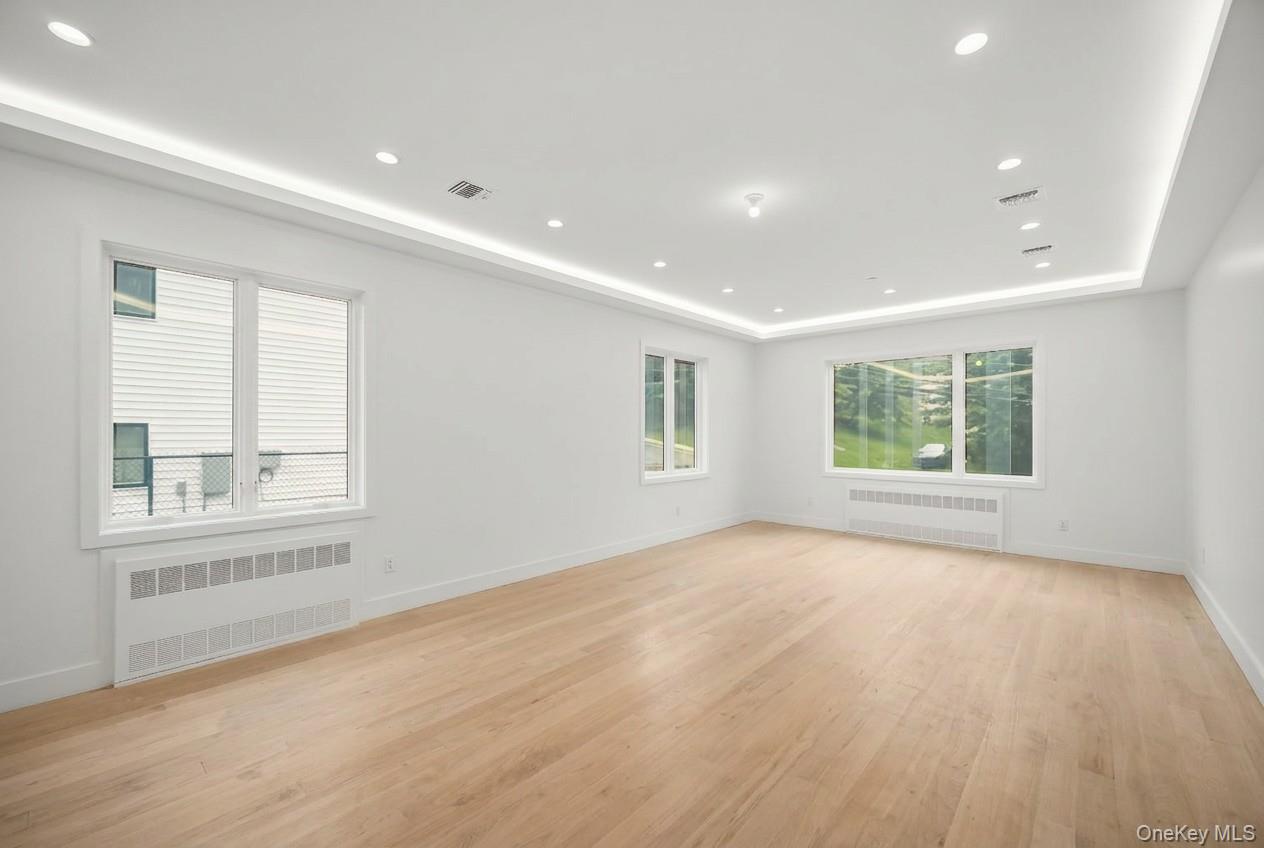 27 Ewing Avenue, Unit 201 photo 11