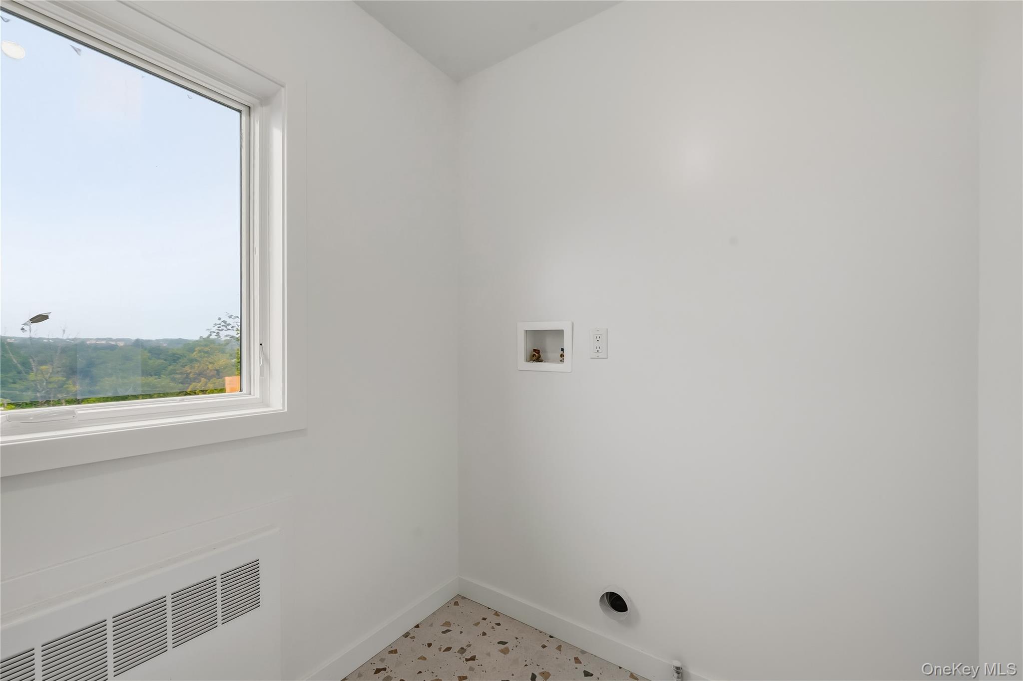 27 Ewing Avenue, Unit 201 photo 28