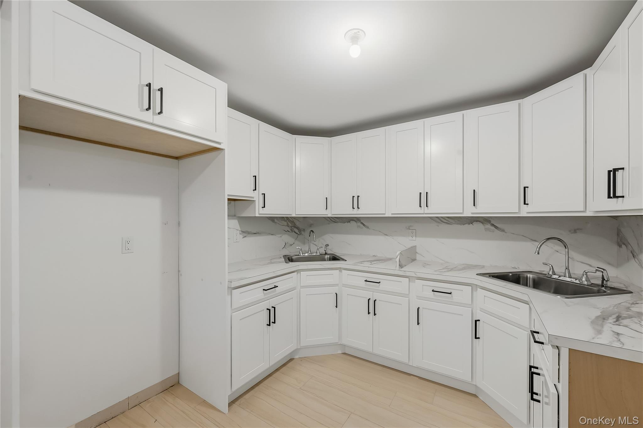 27 Ewing Avenue, Unit 201 photo 36