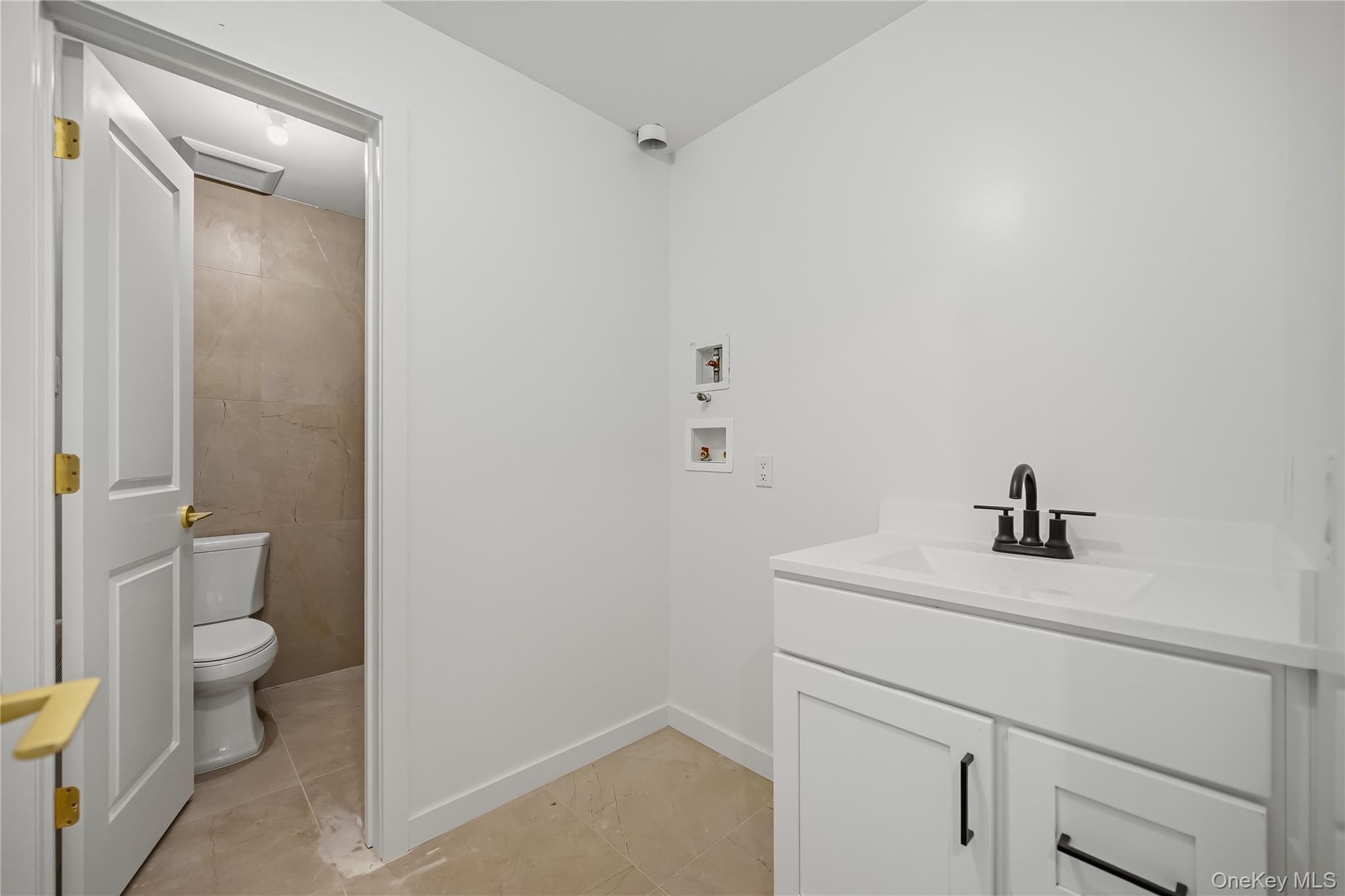 27 Ewing Avenue, Unit 201 photo 40