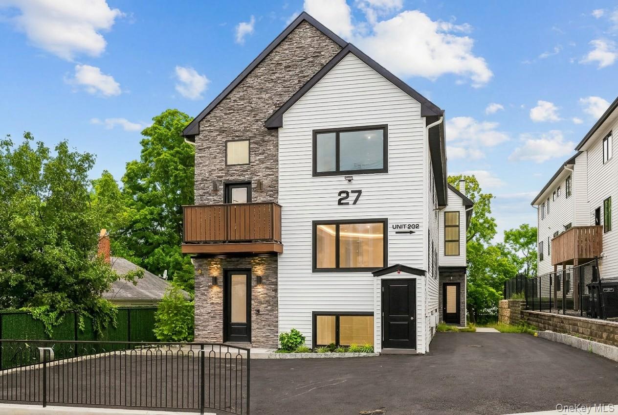 27 Ewing Avenue, Unit 201