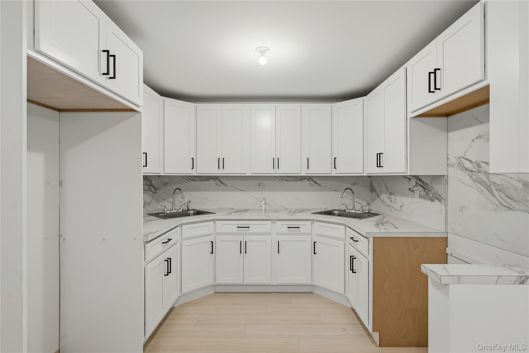 27 Ewing Avenue, Unit 201 photo 34