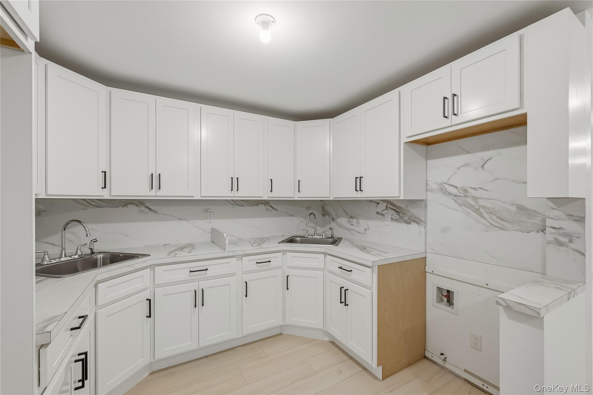27 Ewing Avenue, Unit 201 photo 35