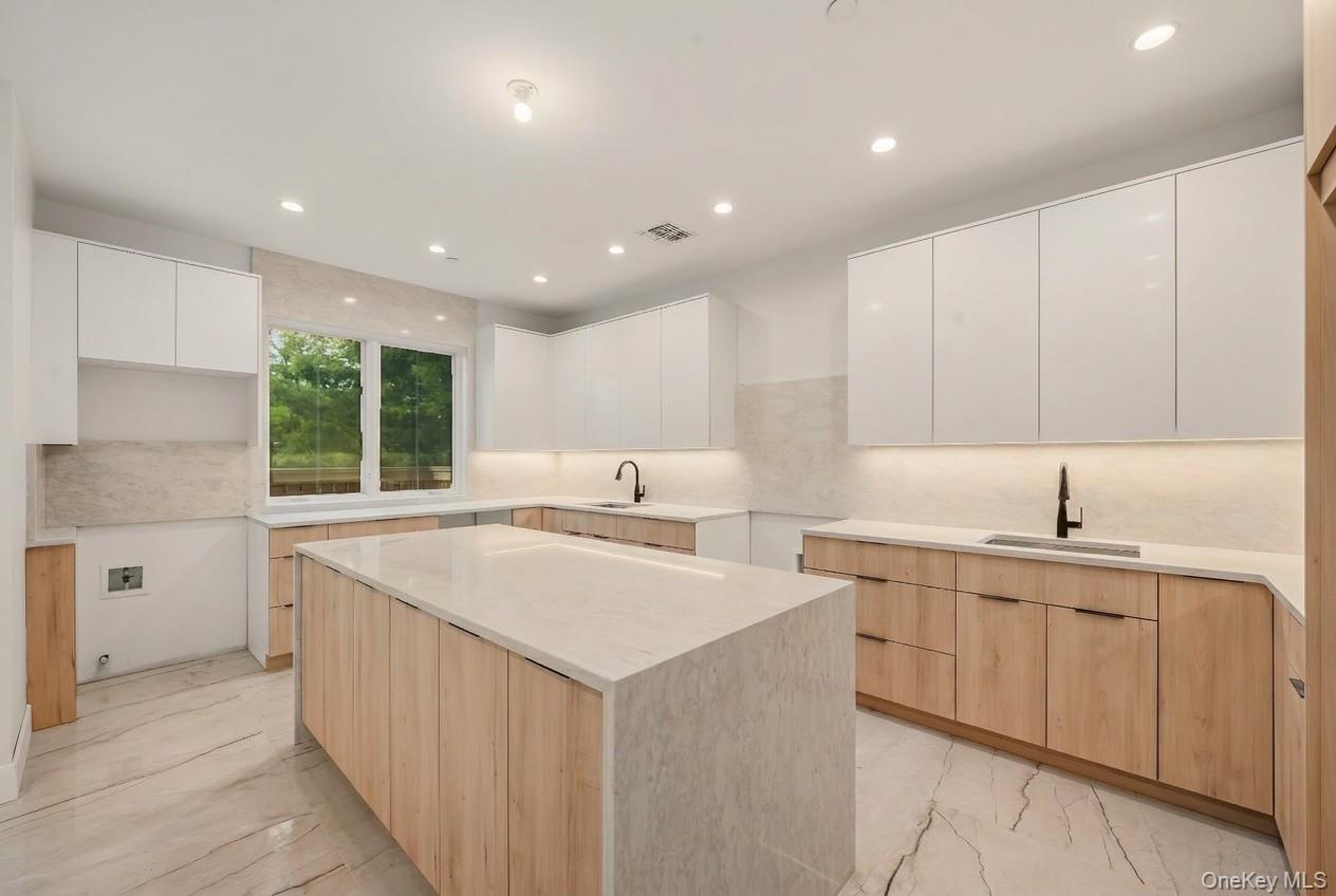 27 Ewing Avenue, Unit 201 photo 8