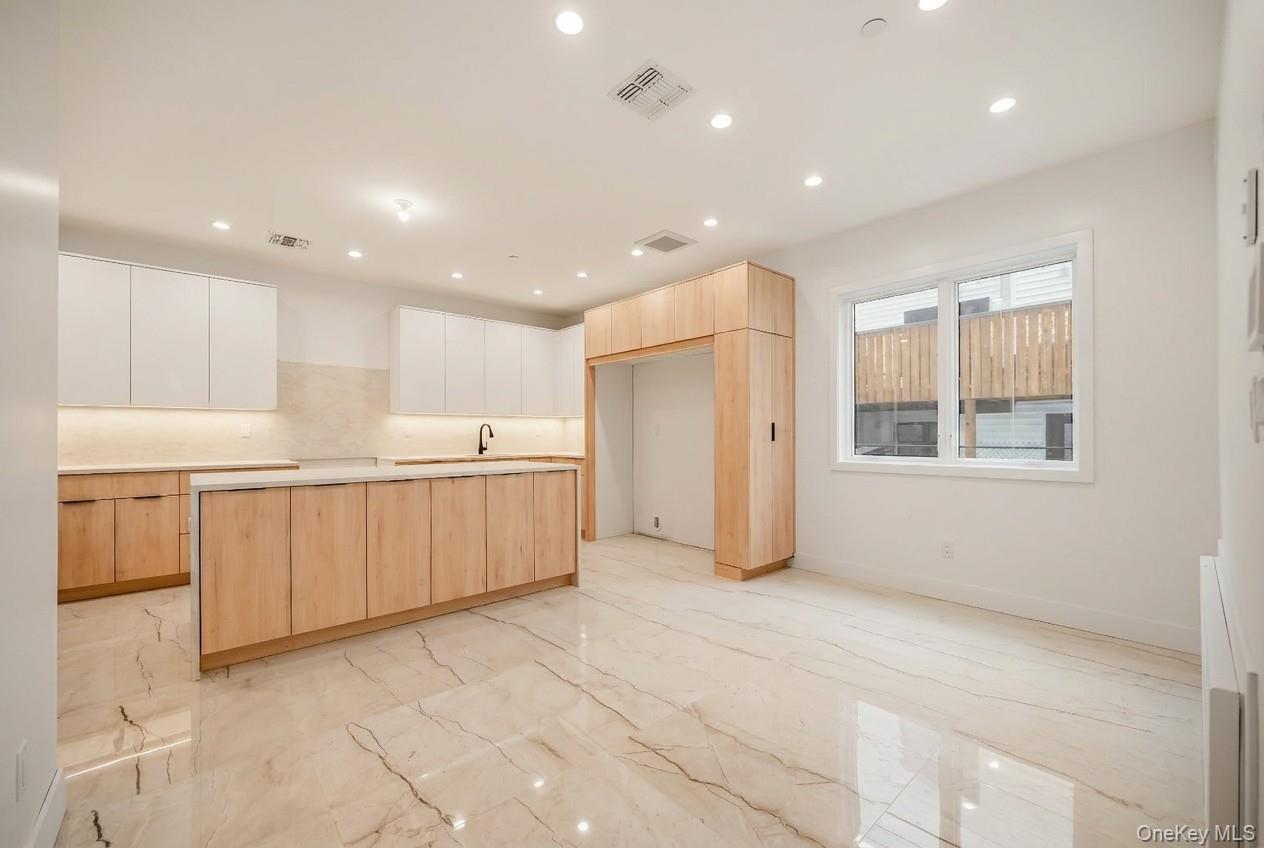 27 Ewing Avenue, Unit 201 photo 9