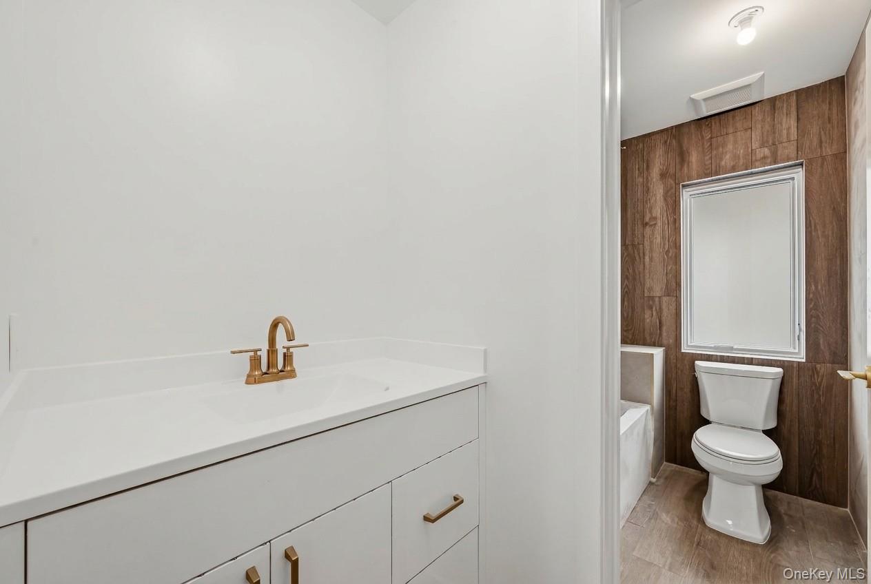 27 Ewing Avenue, Unit 201 photo 33