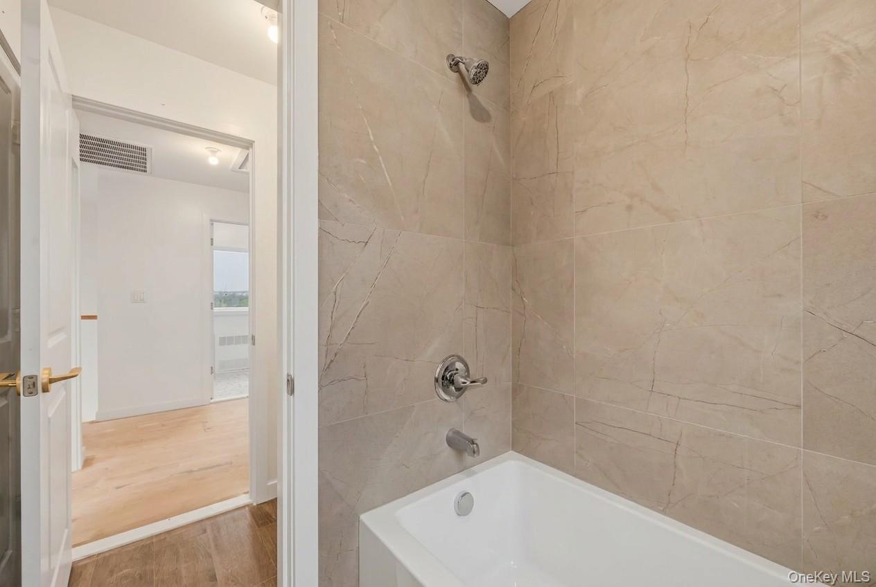 27 Ewing Avenue, Unit 201 photo 32