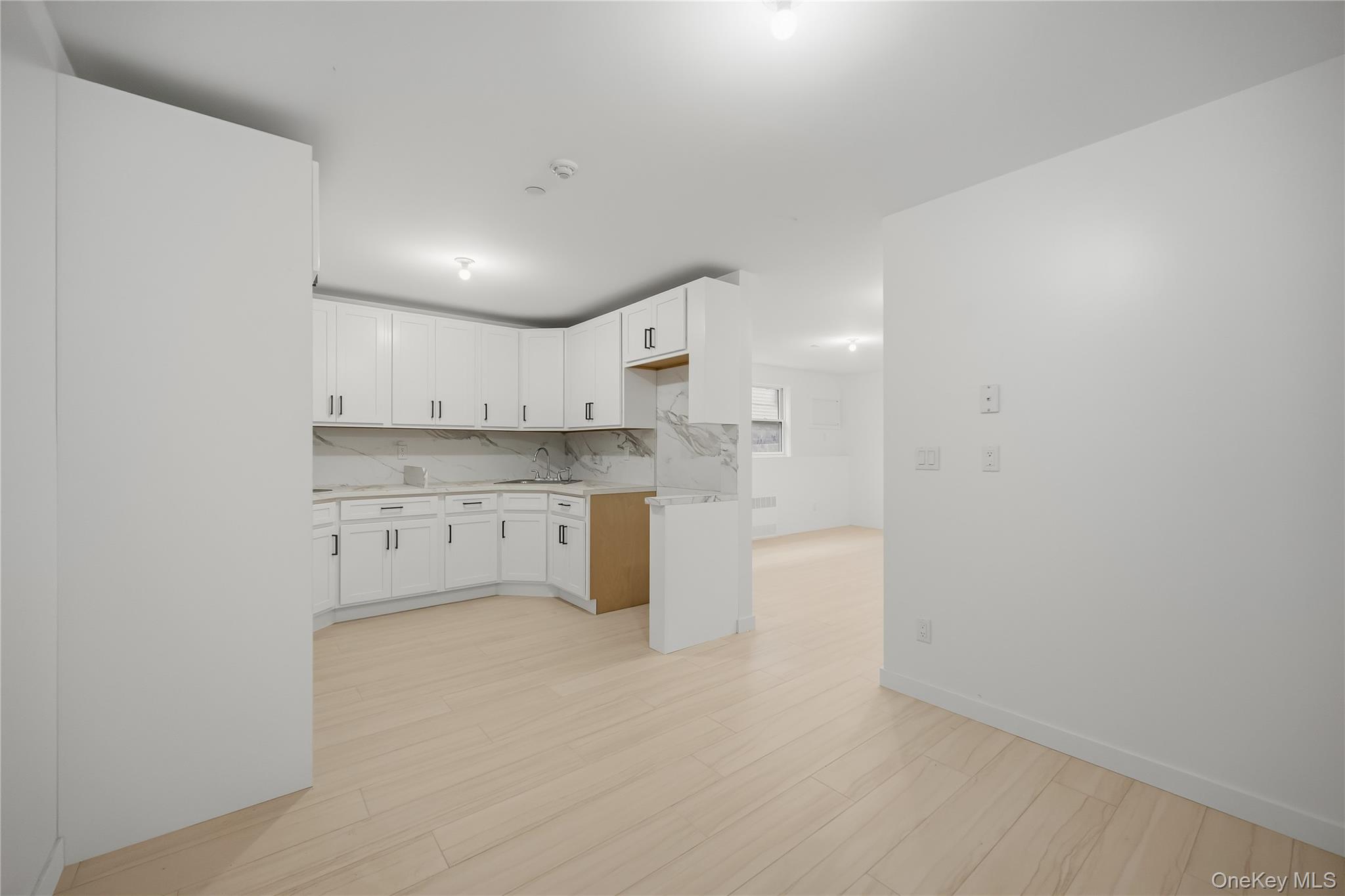27 Ewing Avenue, Unit 201 photo 38