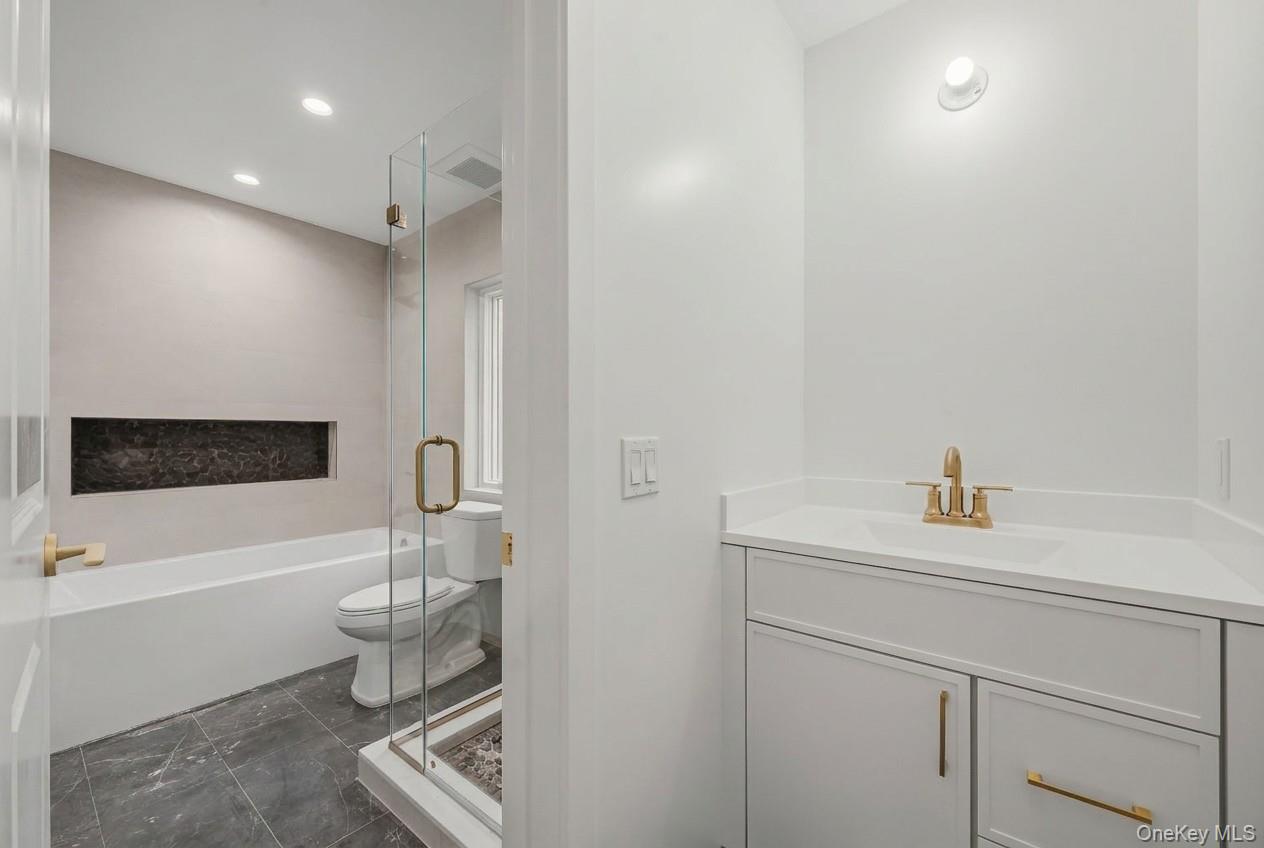 27 Ewing Avenue, Unit 201 photo 24
