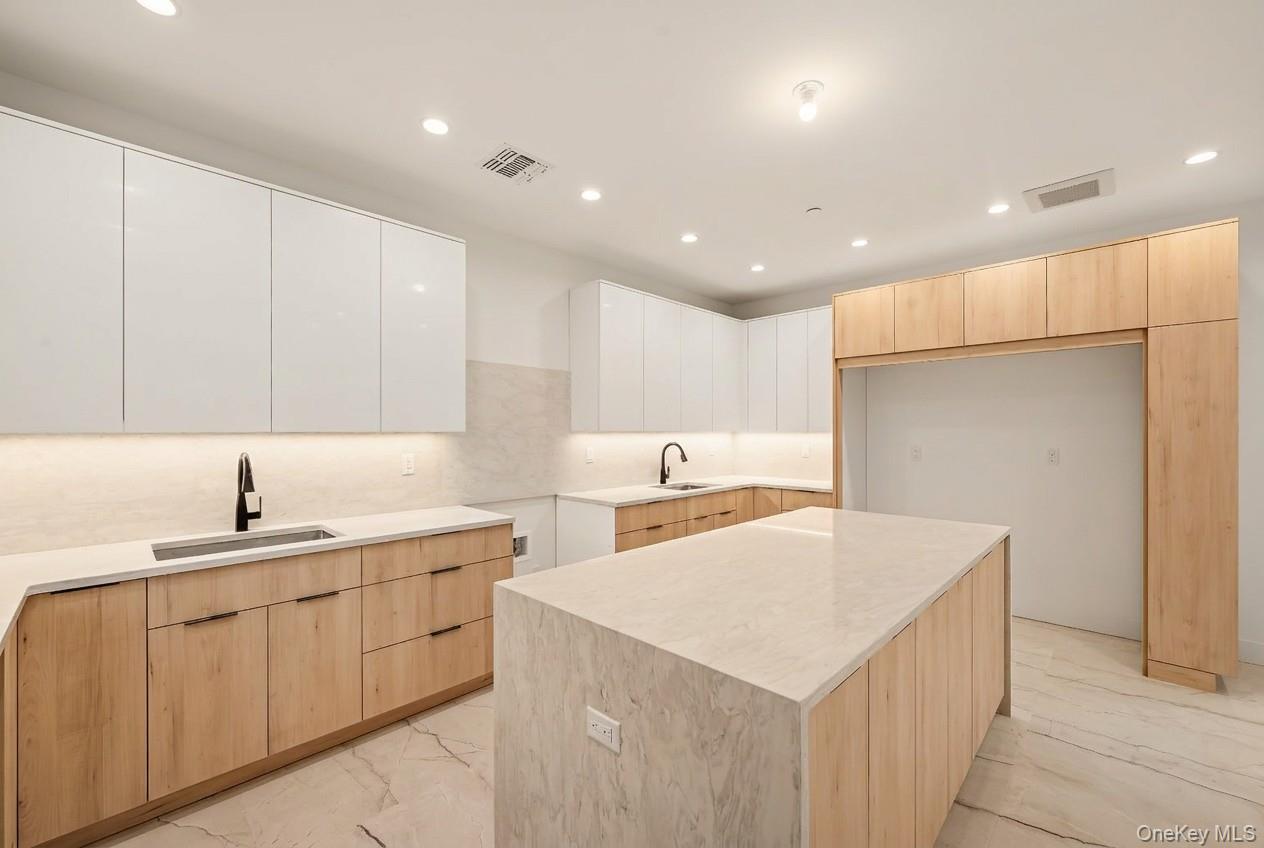 27 Ewing Avenue, Unit 201 photo 7