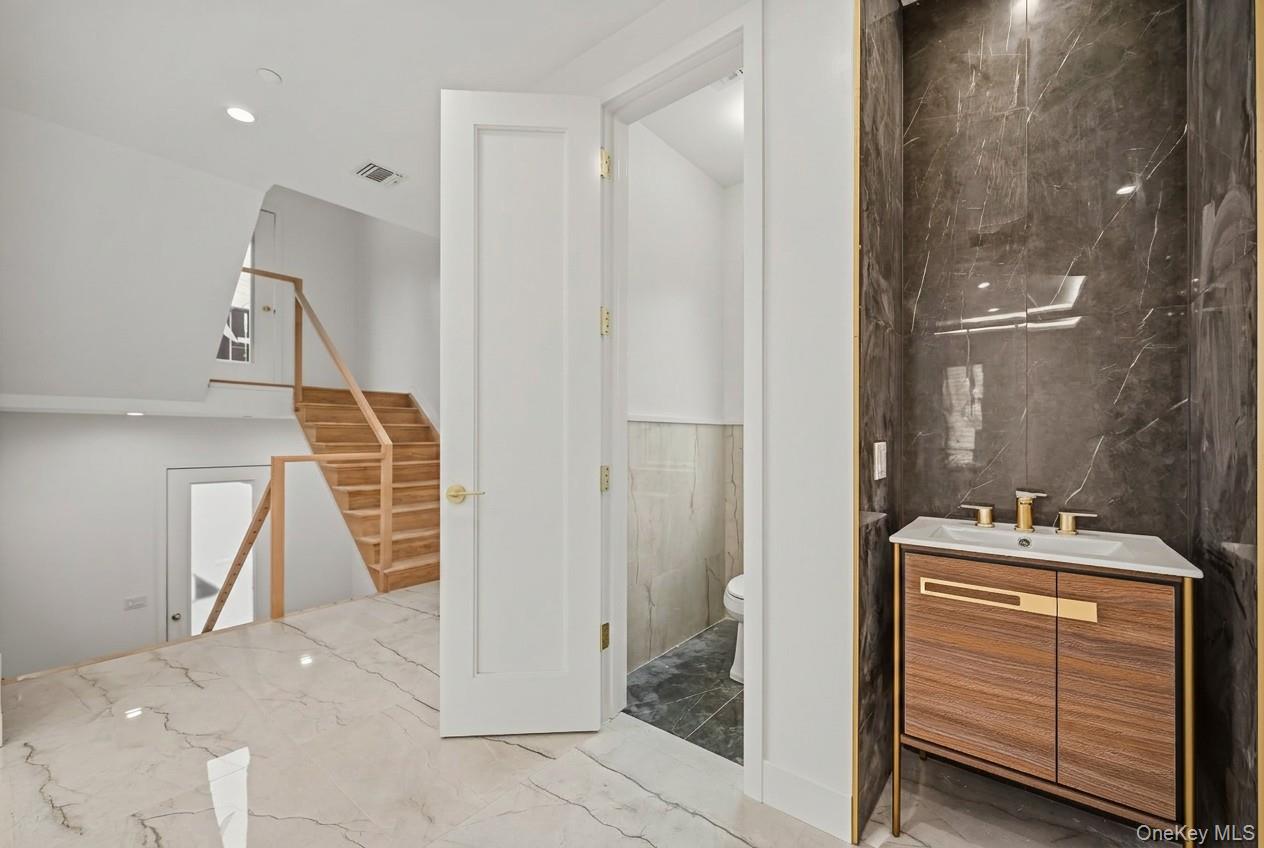 27 Ewing Avenue, Unit 201 photo 14