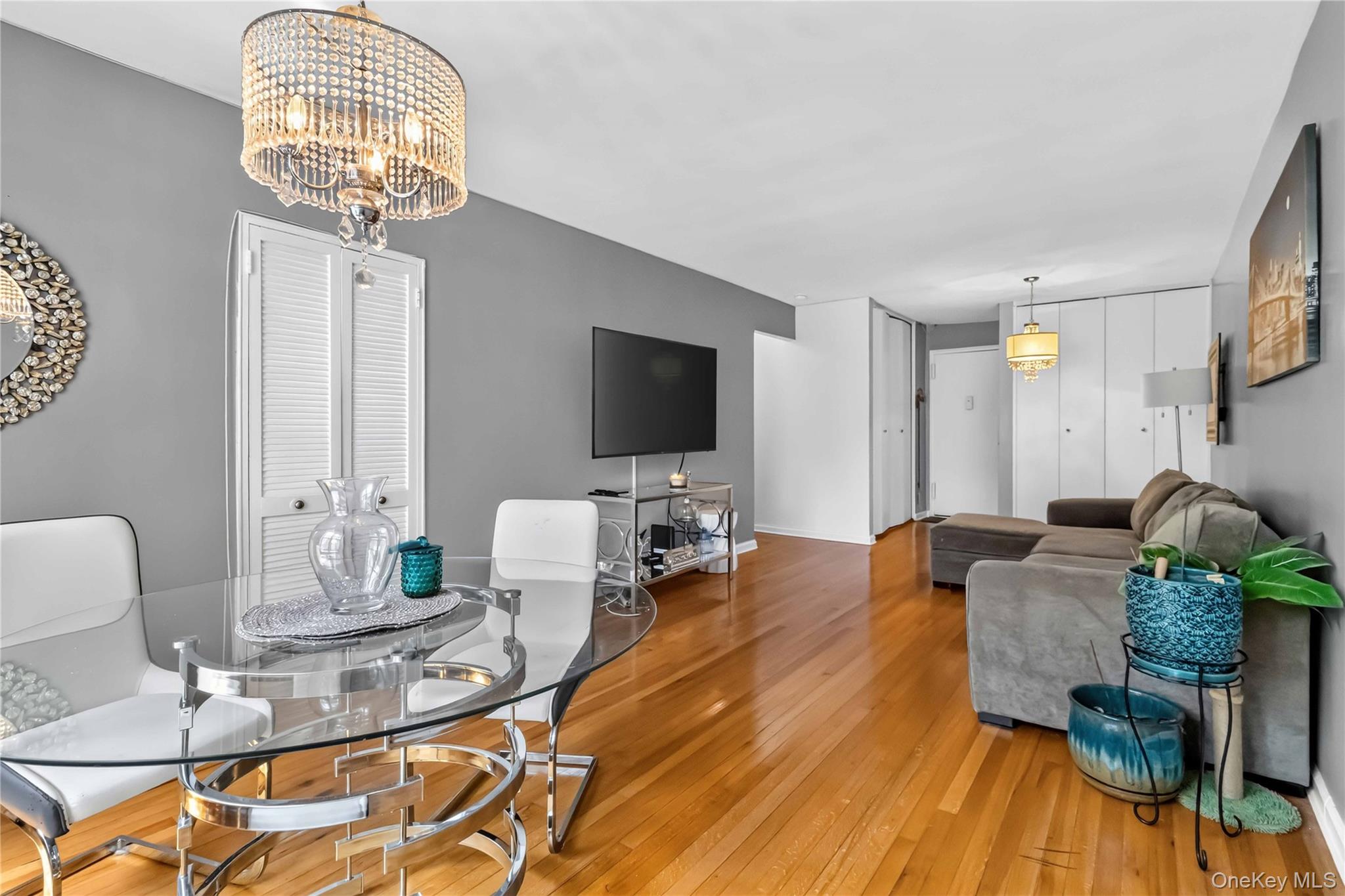 665 Thwaites Place, Unit 5H photo 6
