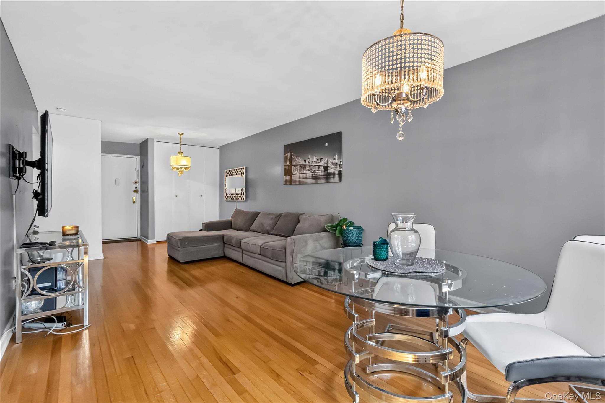 665 Thwaites Place, Unit 5H photo 8