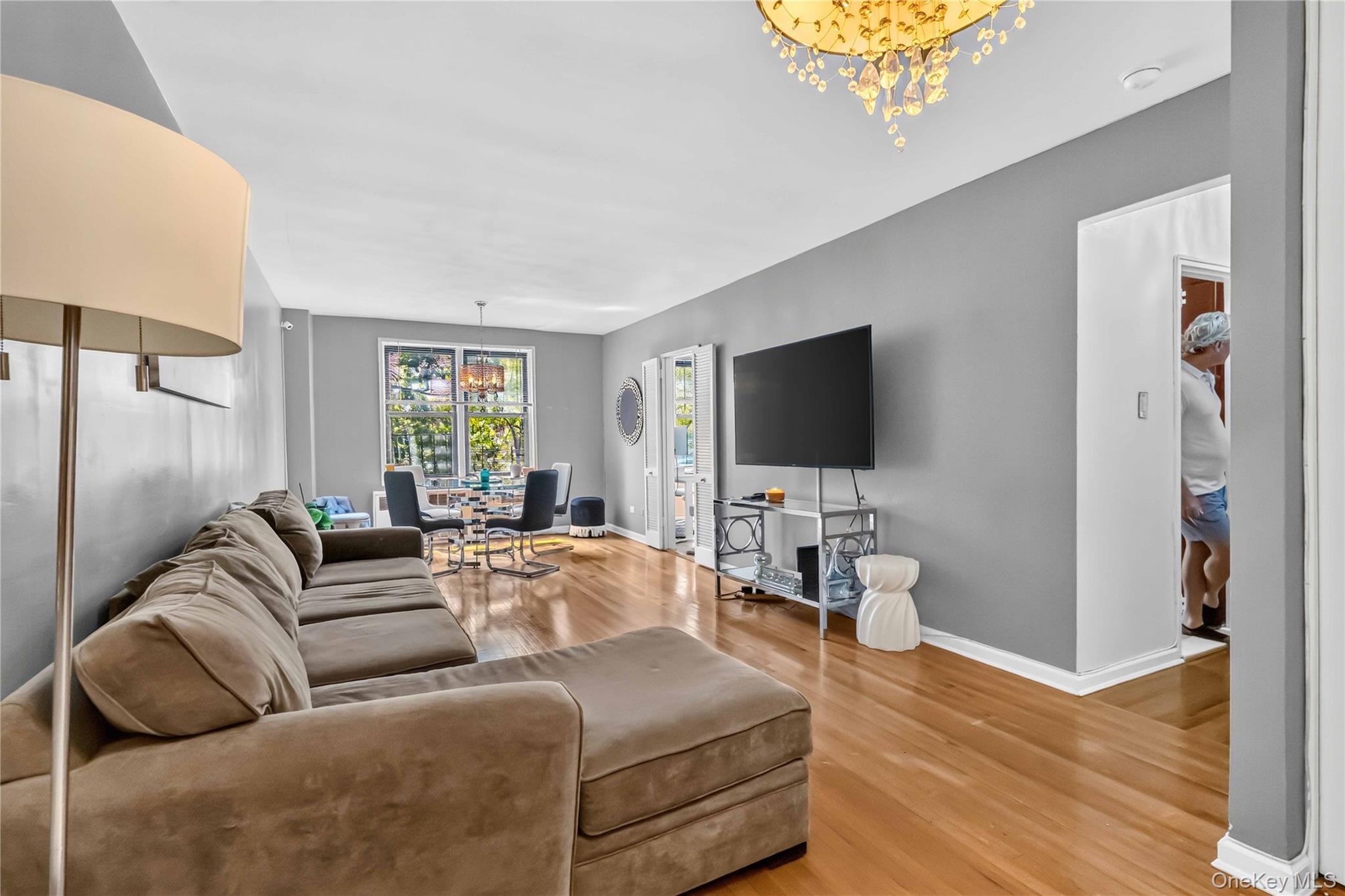 665 Thwaites Place, Unit 5H photo 2