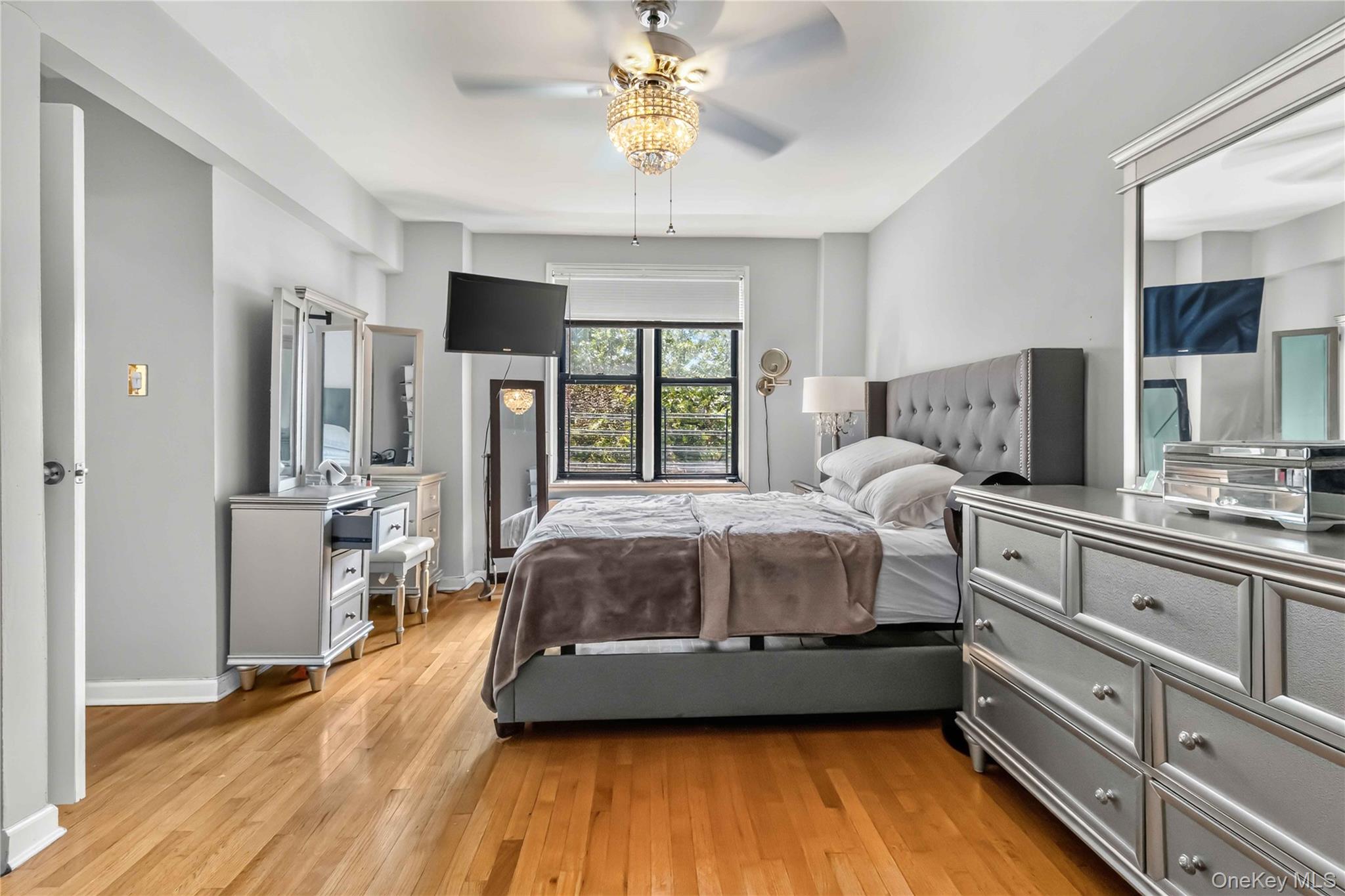 665 Thwaites Place, Unit 5H photo 16