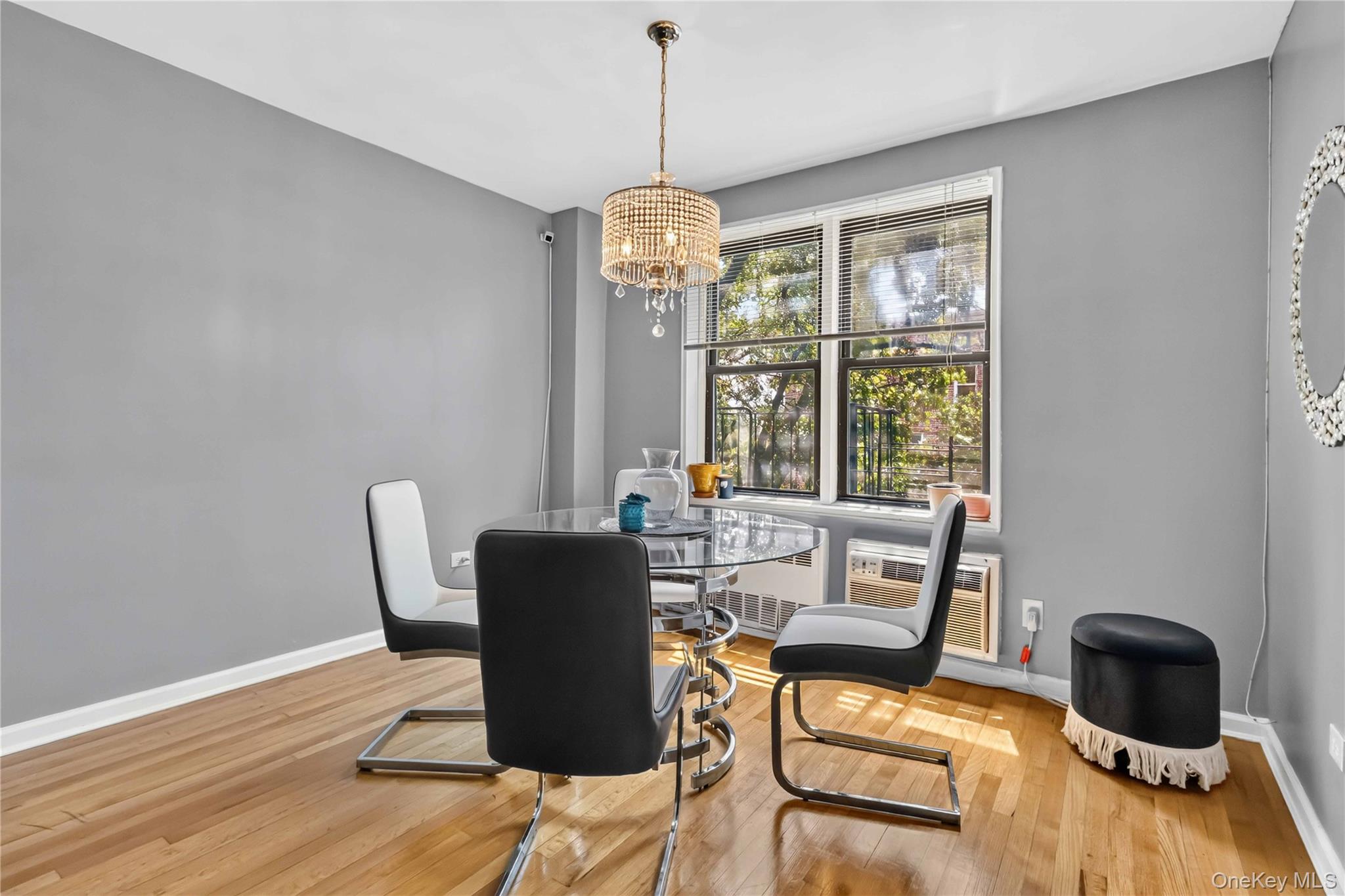 665 Thwaites Place, Unit 5H photo 4