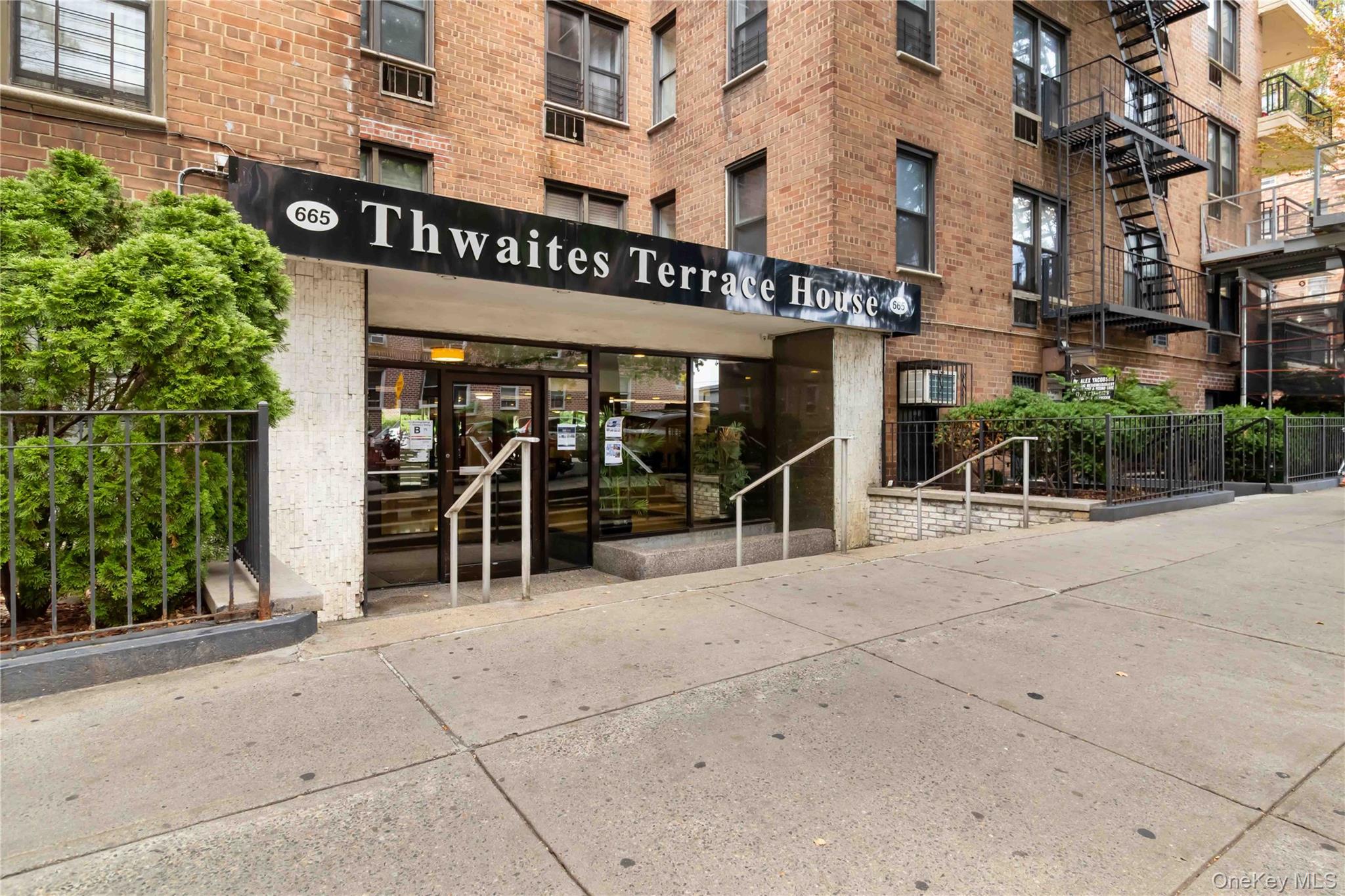 665 Thwaites Place, Unit 5H photo 21