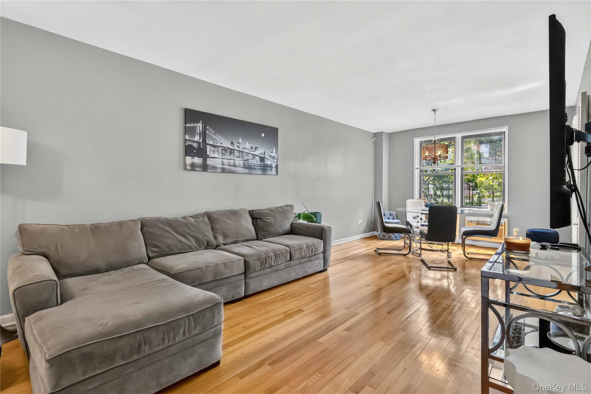 665 Thwaites Place, Unit 5H photo 3