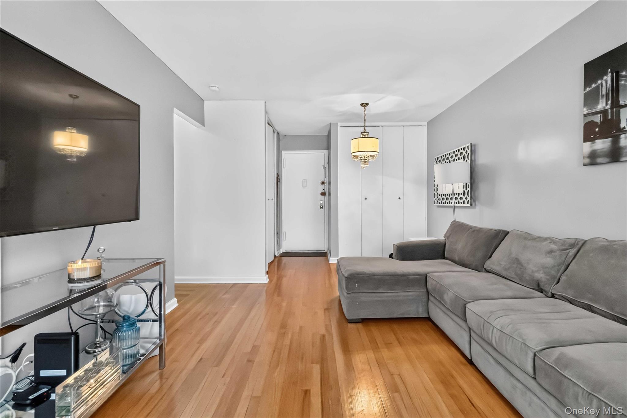 665 Thwaites Place, Unit 5H photo 7