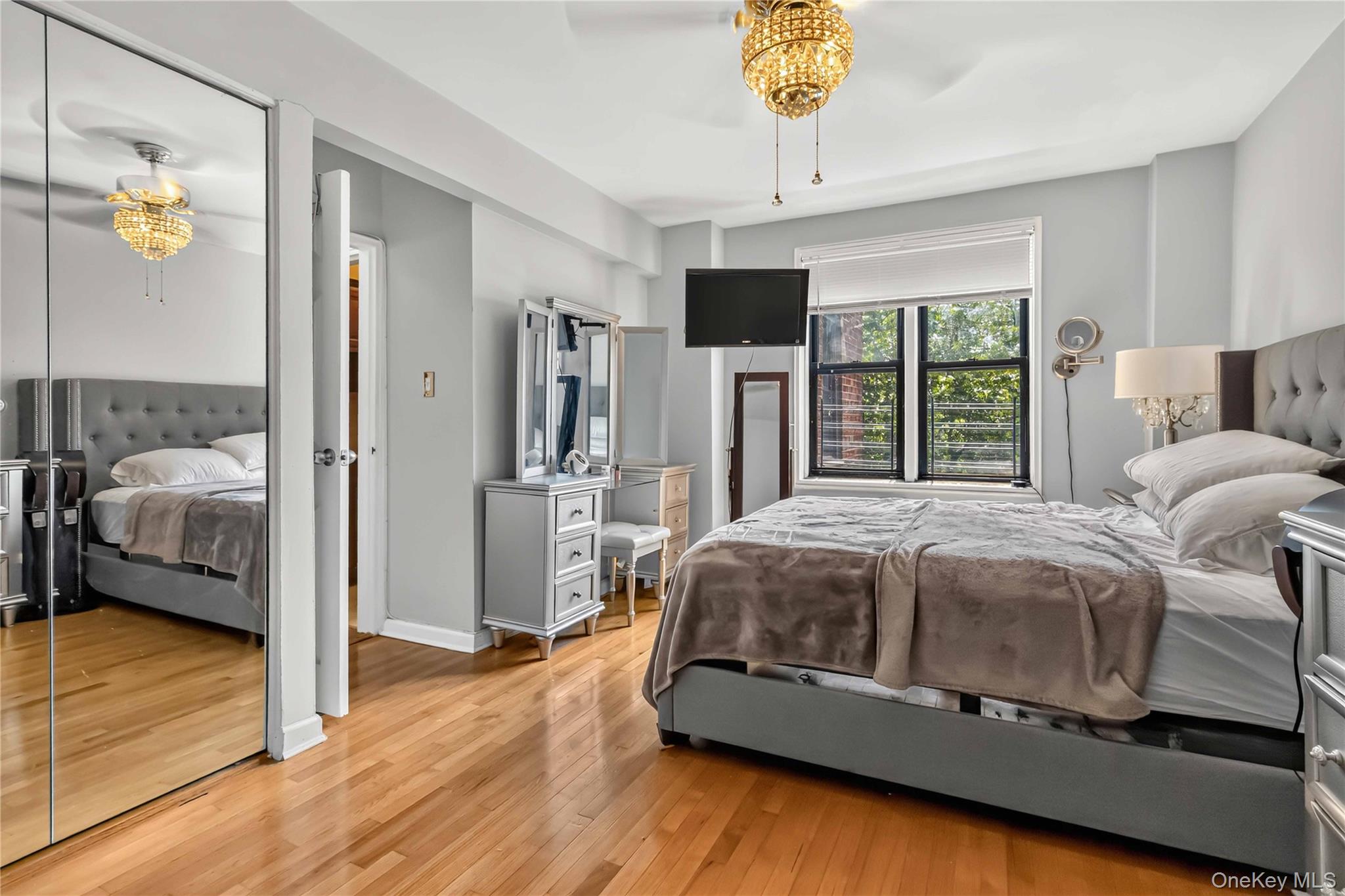 665 Thwaites Place, Unit 5H photo 17