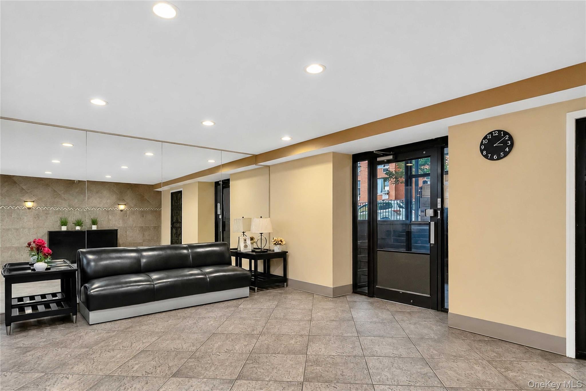 665 Thwaites Place, Unit 5H photo 22