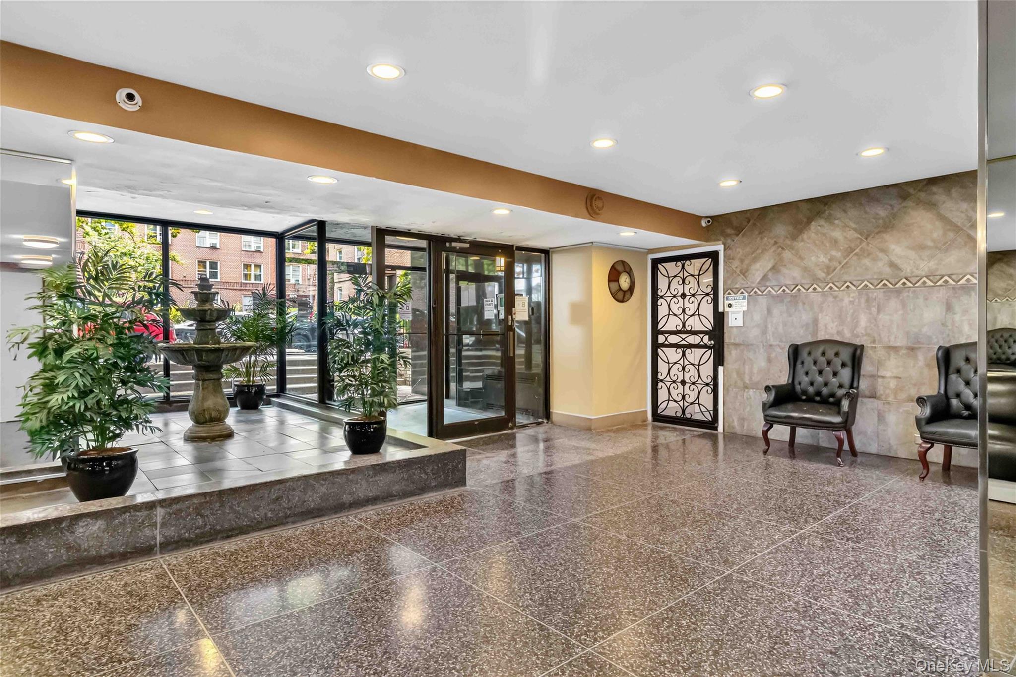 665 Thwaites Place, Unit 5H photo 23