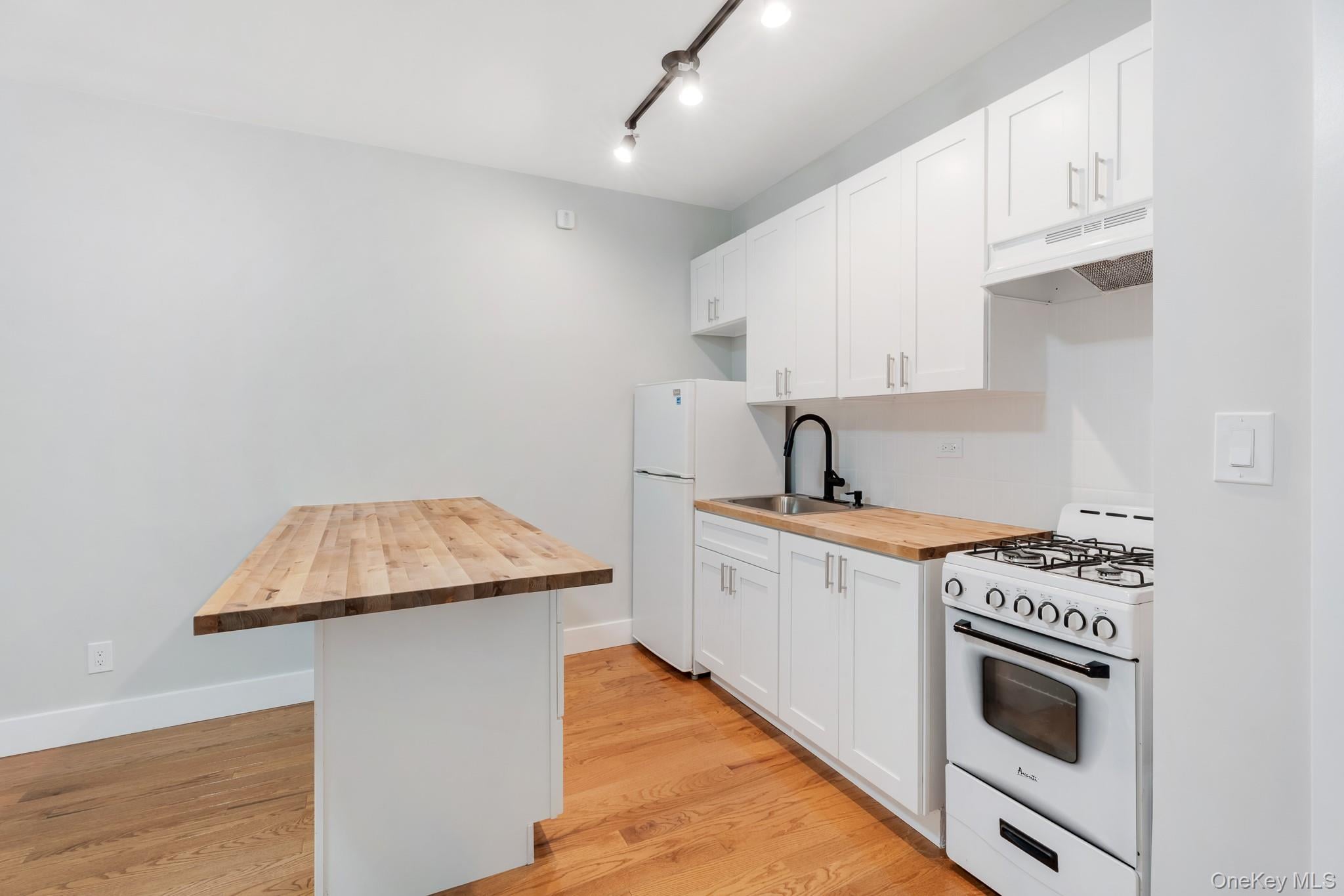 7002 Ridge Boulevard, Unit B14 photo 3